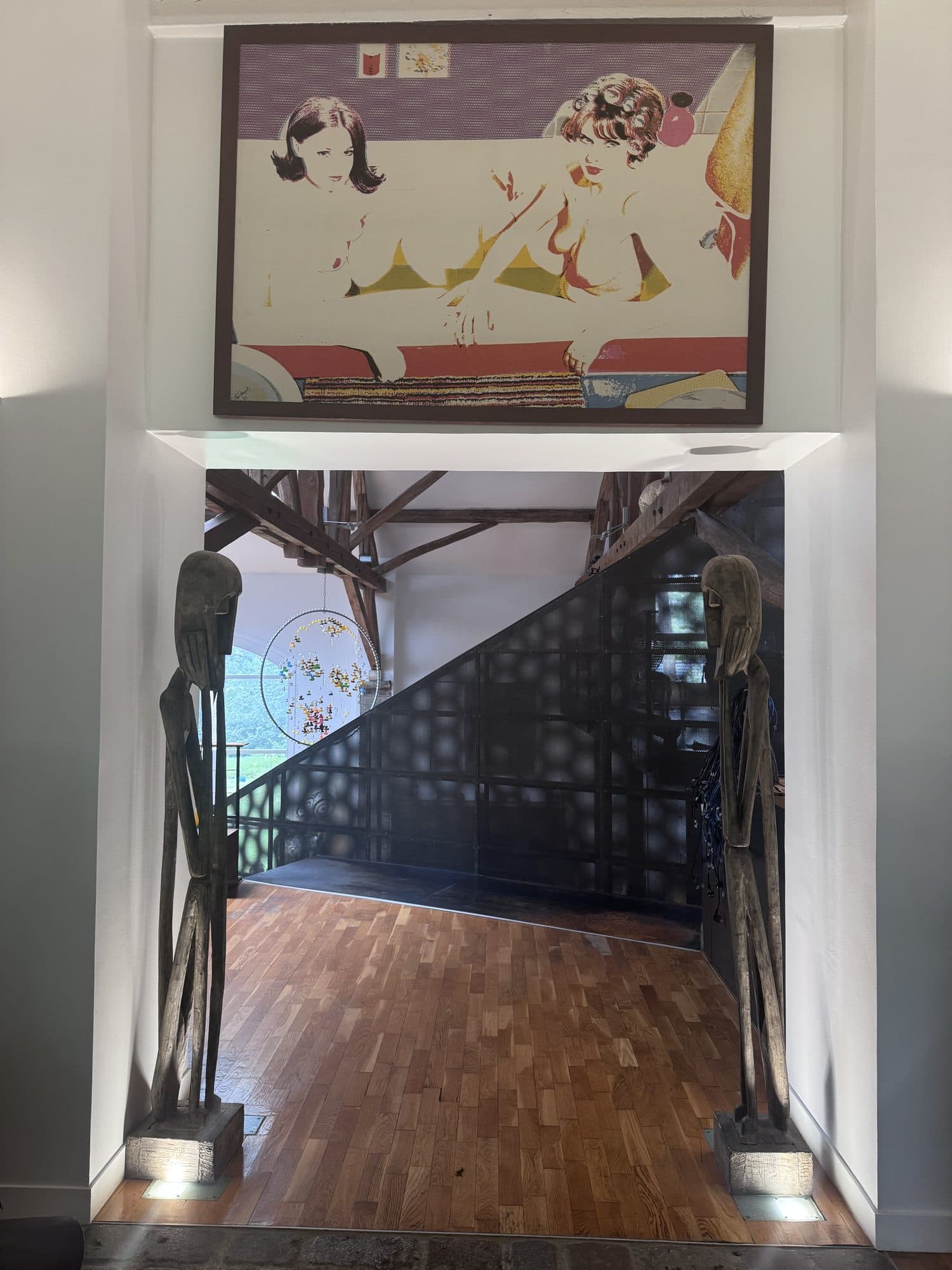 L'entrée, l'escalier et les tableaux