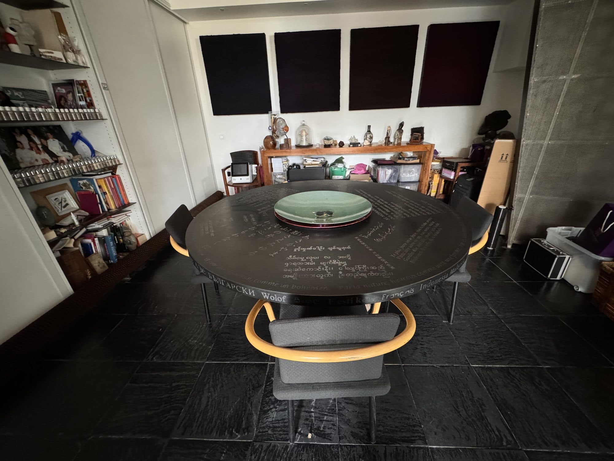 La salle de réunion, table ronde noire