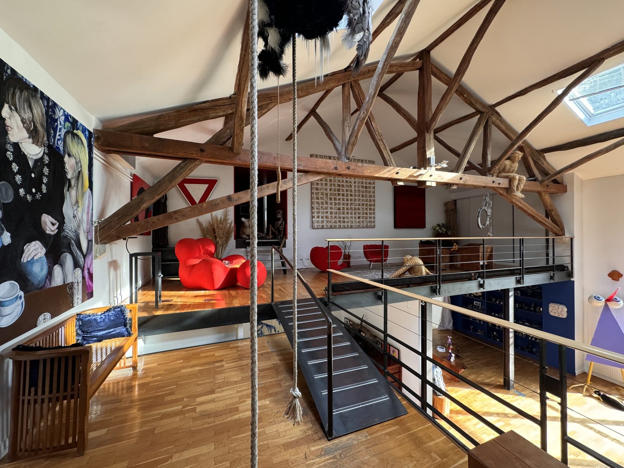 La mezzanine gauche et son escalier métallique