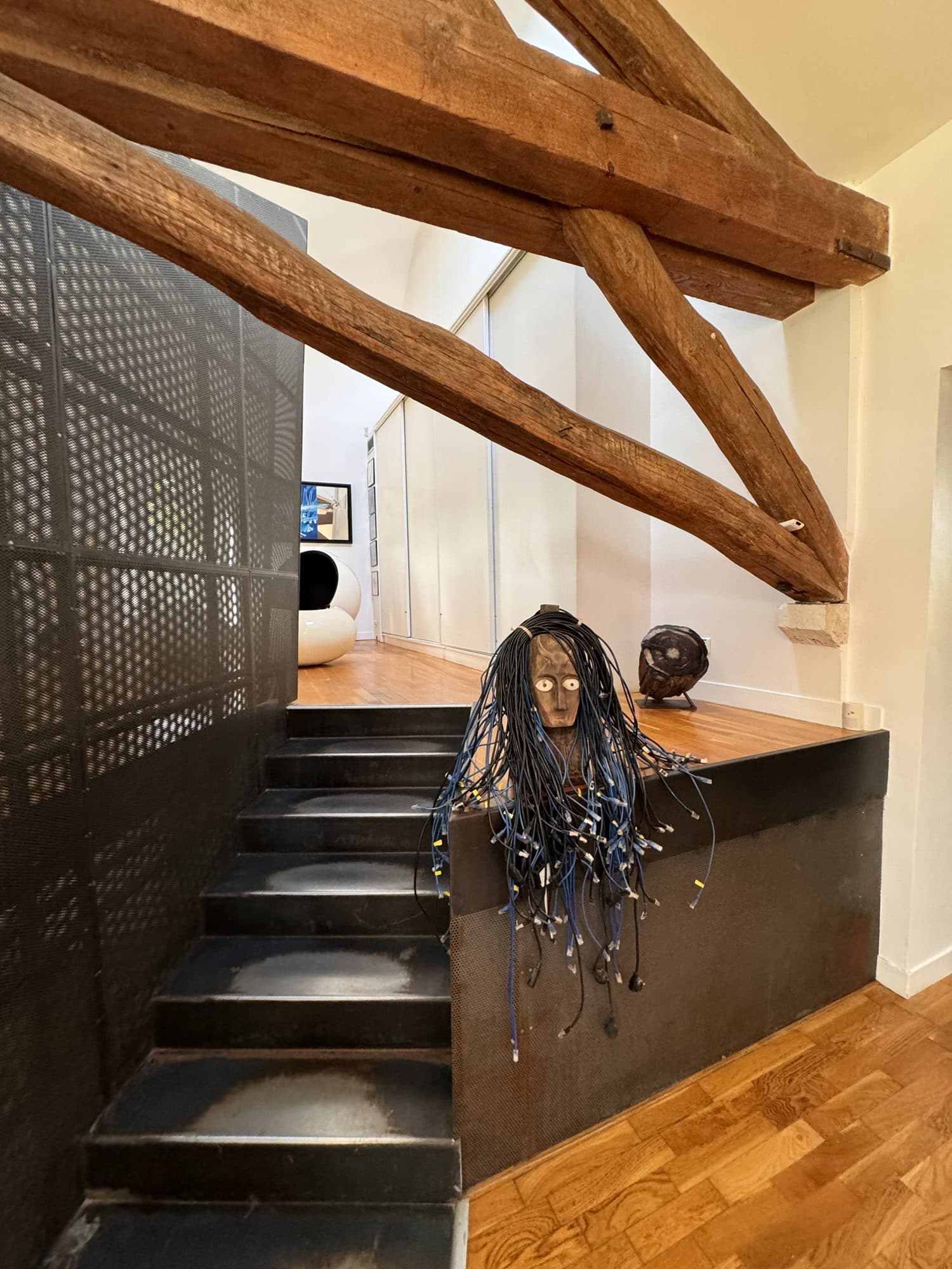 L'escalier vers la mezzanine droite