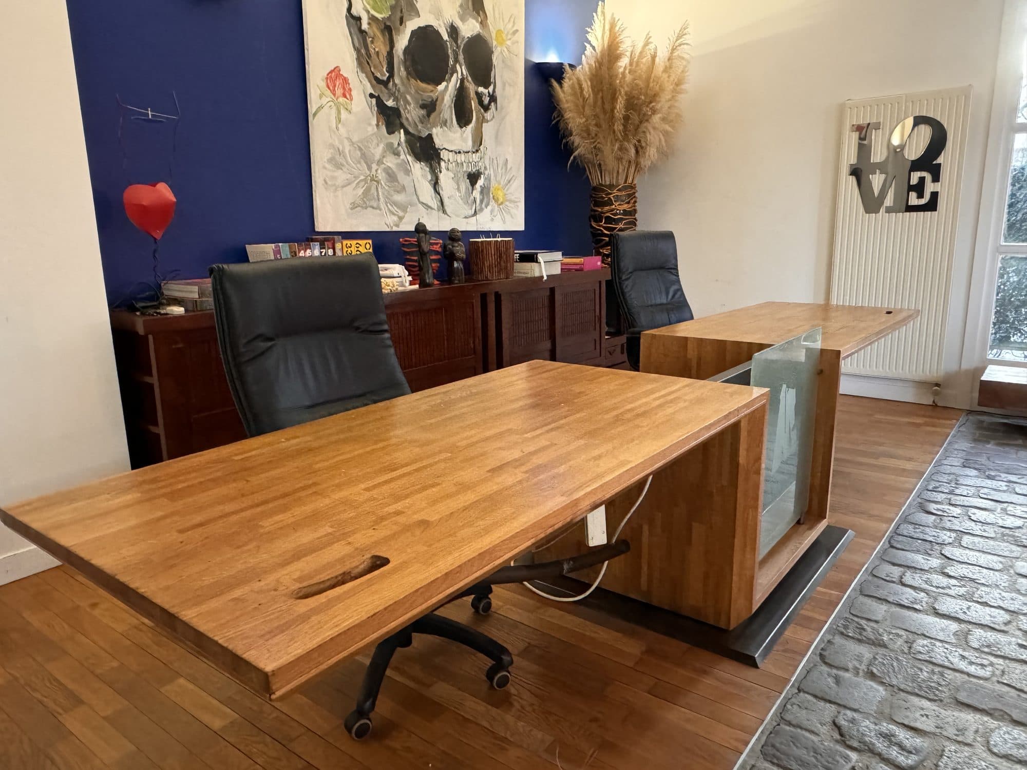 Bureau, grande table en chêne et mur bleu