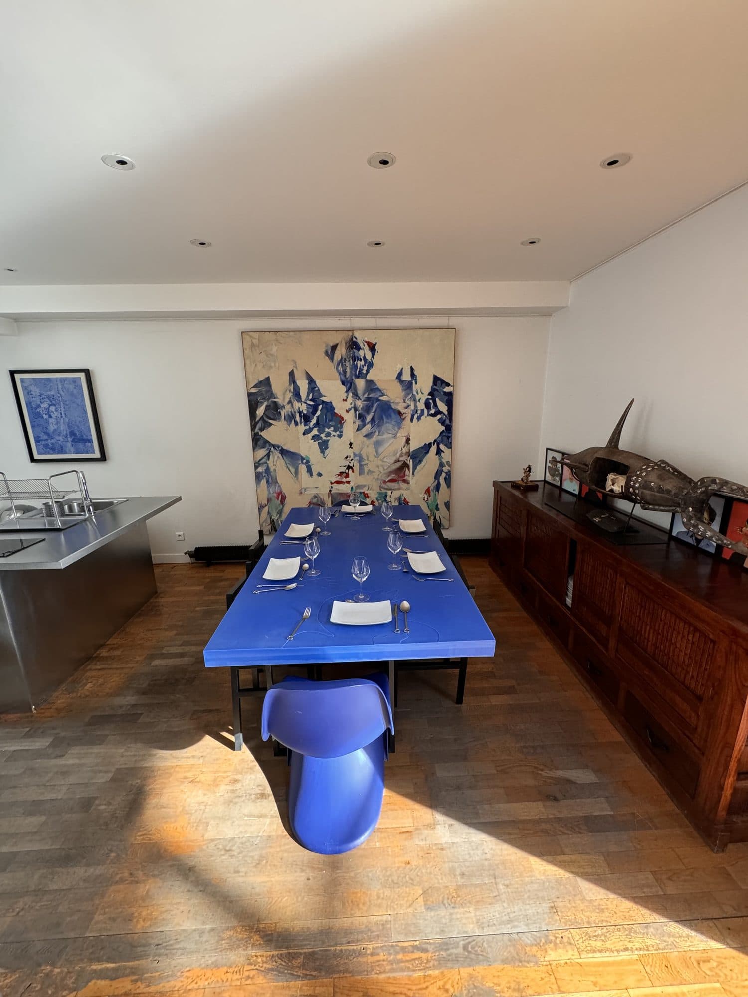 La cuisine, table bleue