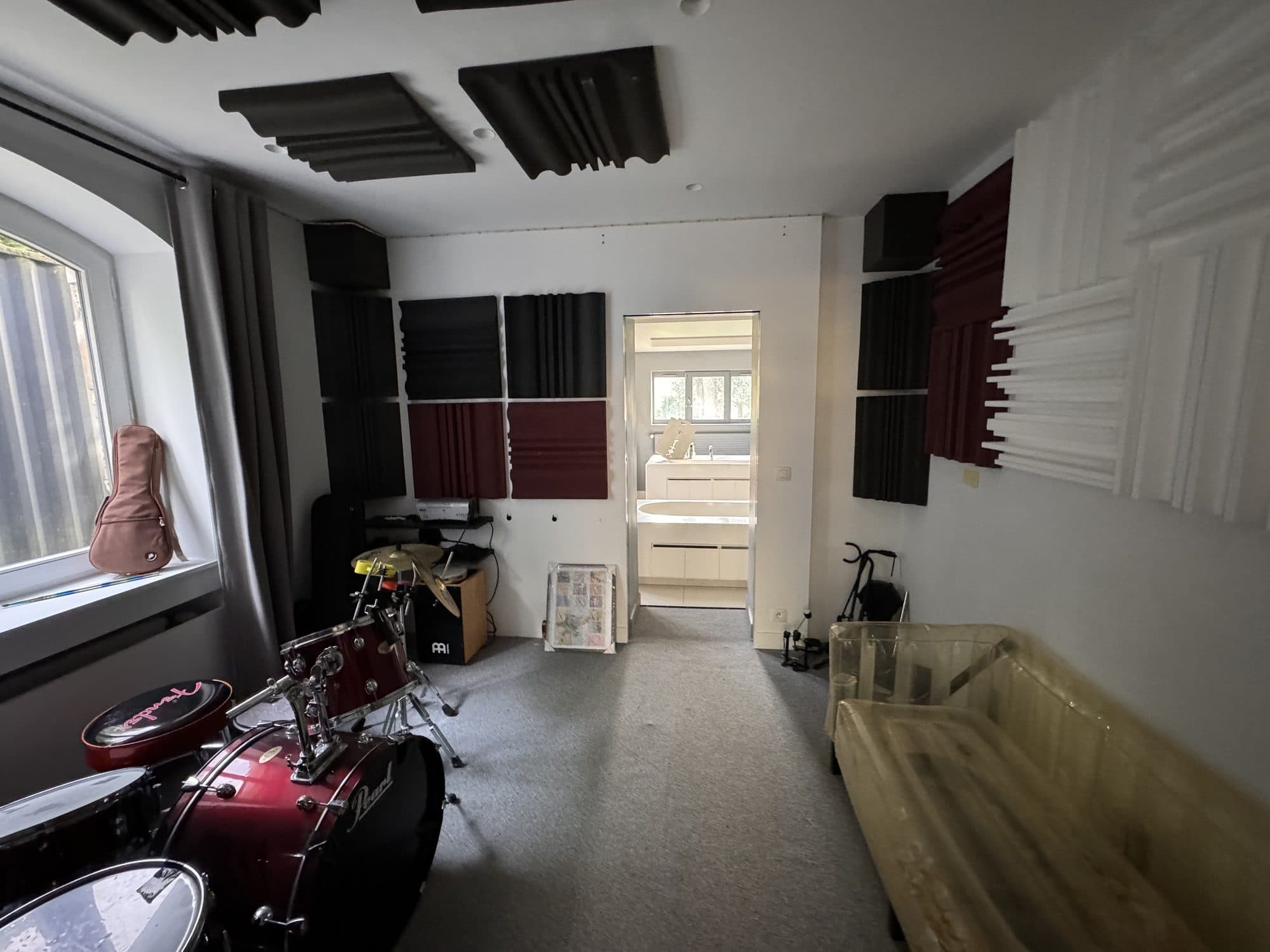 Le salon de musique, batterie et panneaux acoustiques