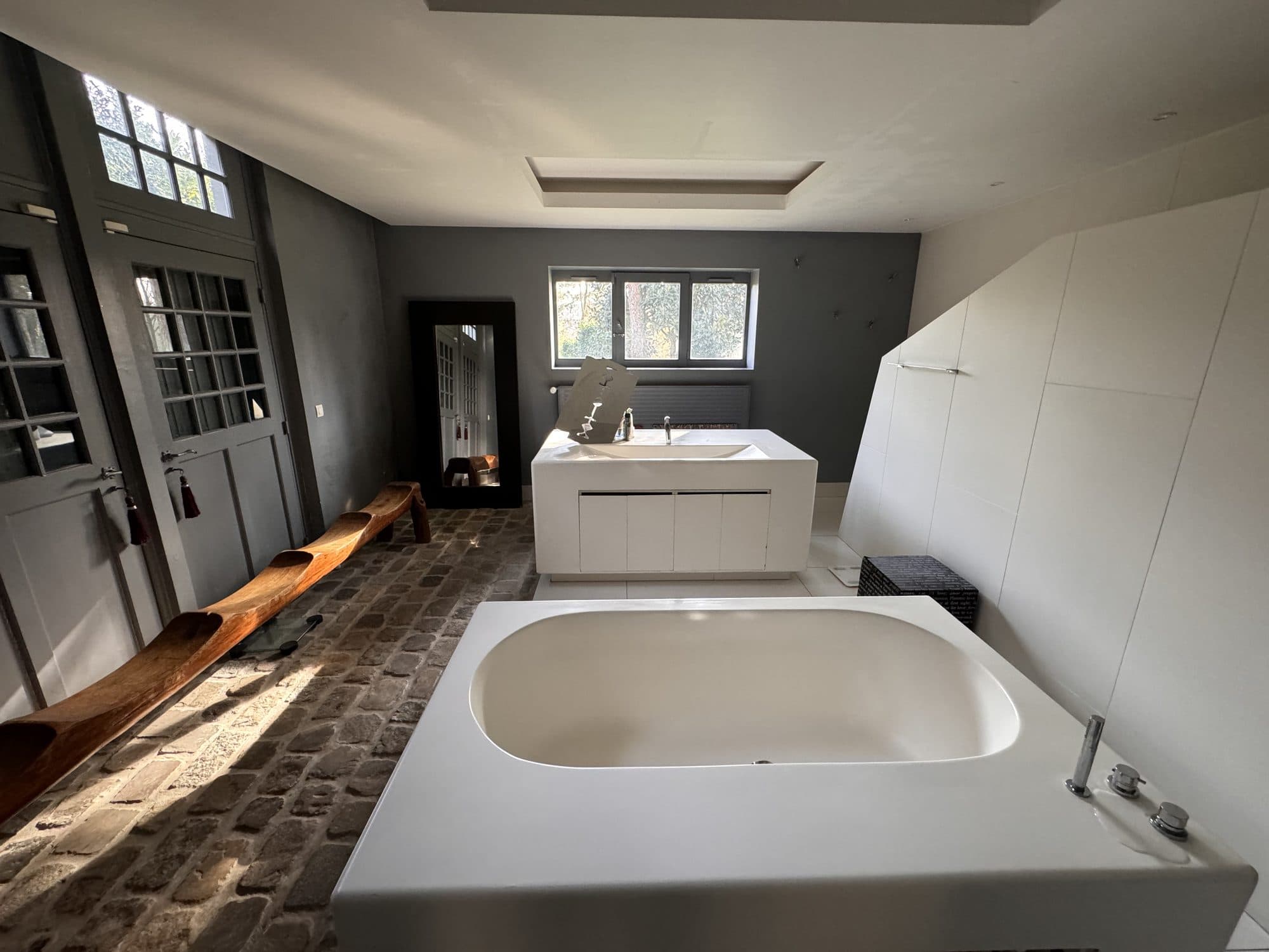 La salle de bain attenante, baignoire îlot