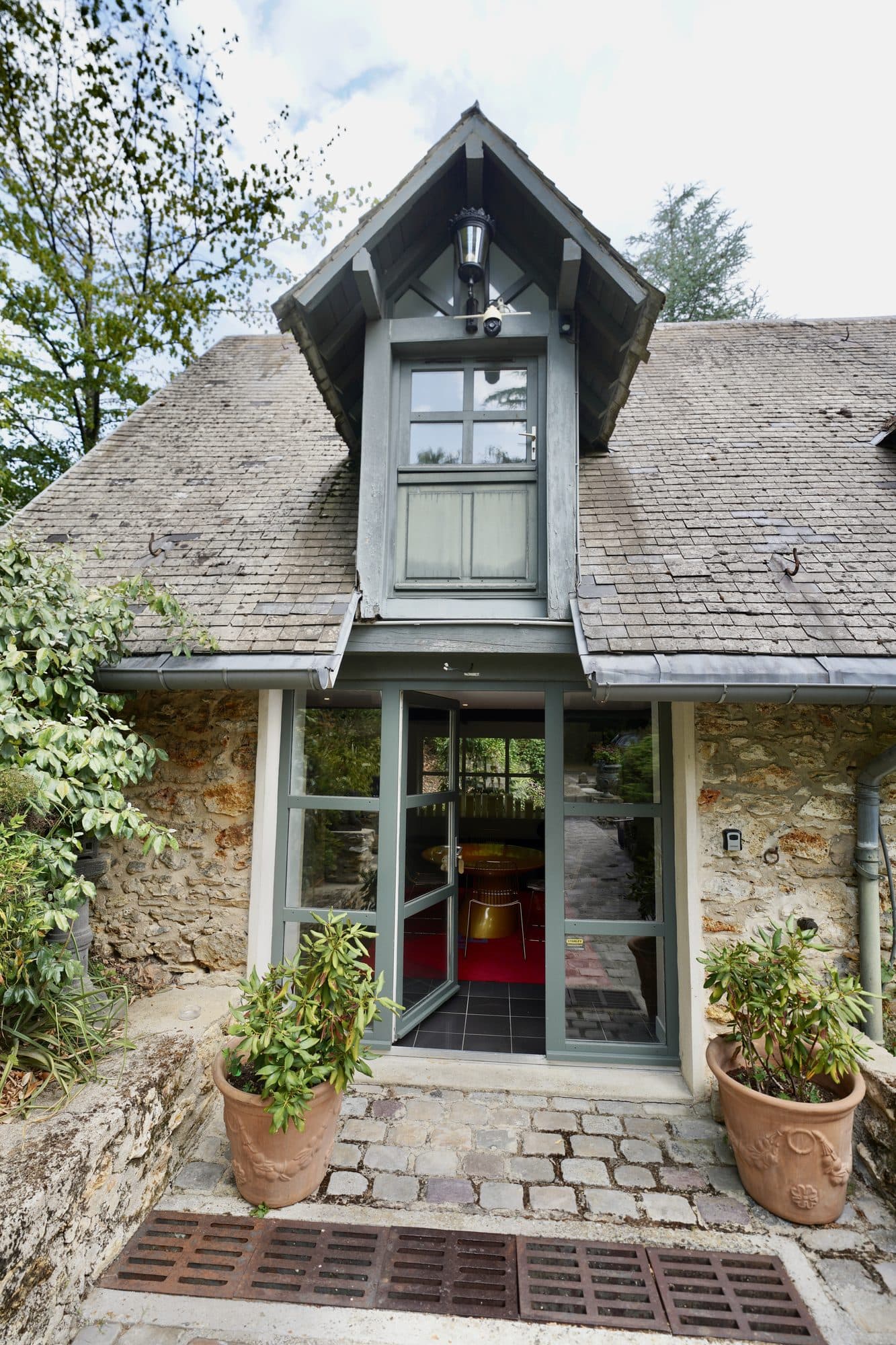 L'entrée de l'appartement design, façade en pierre et lucarnes