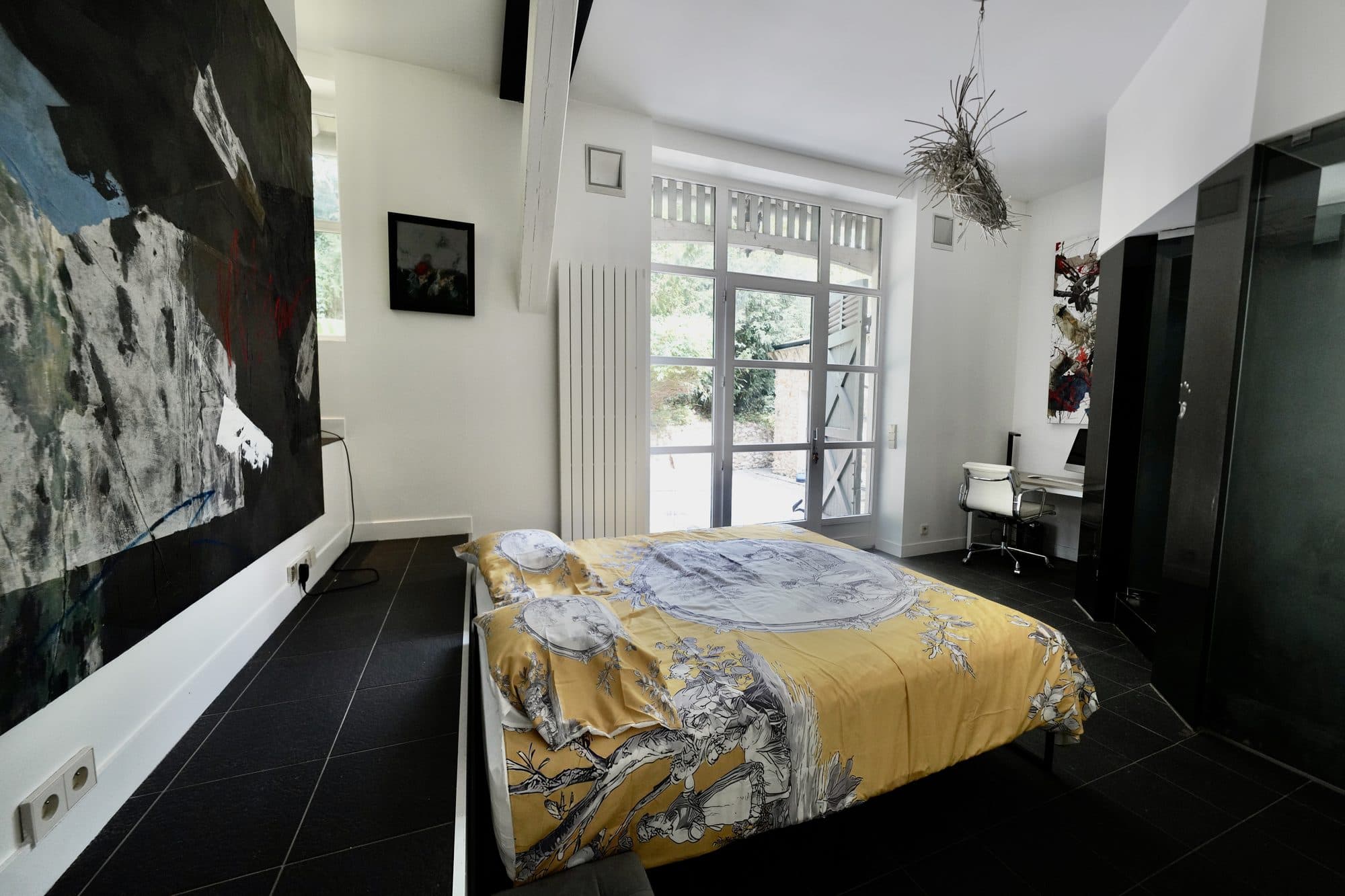La chambre, toile grand format et courtepointe jaune