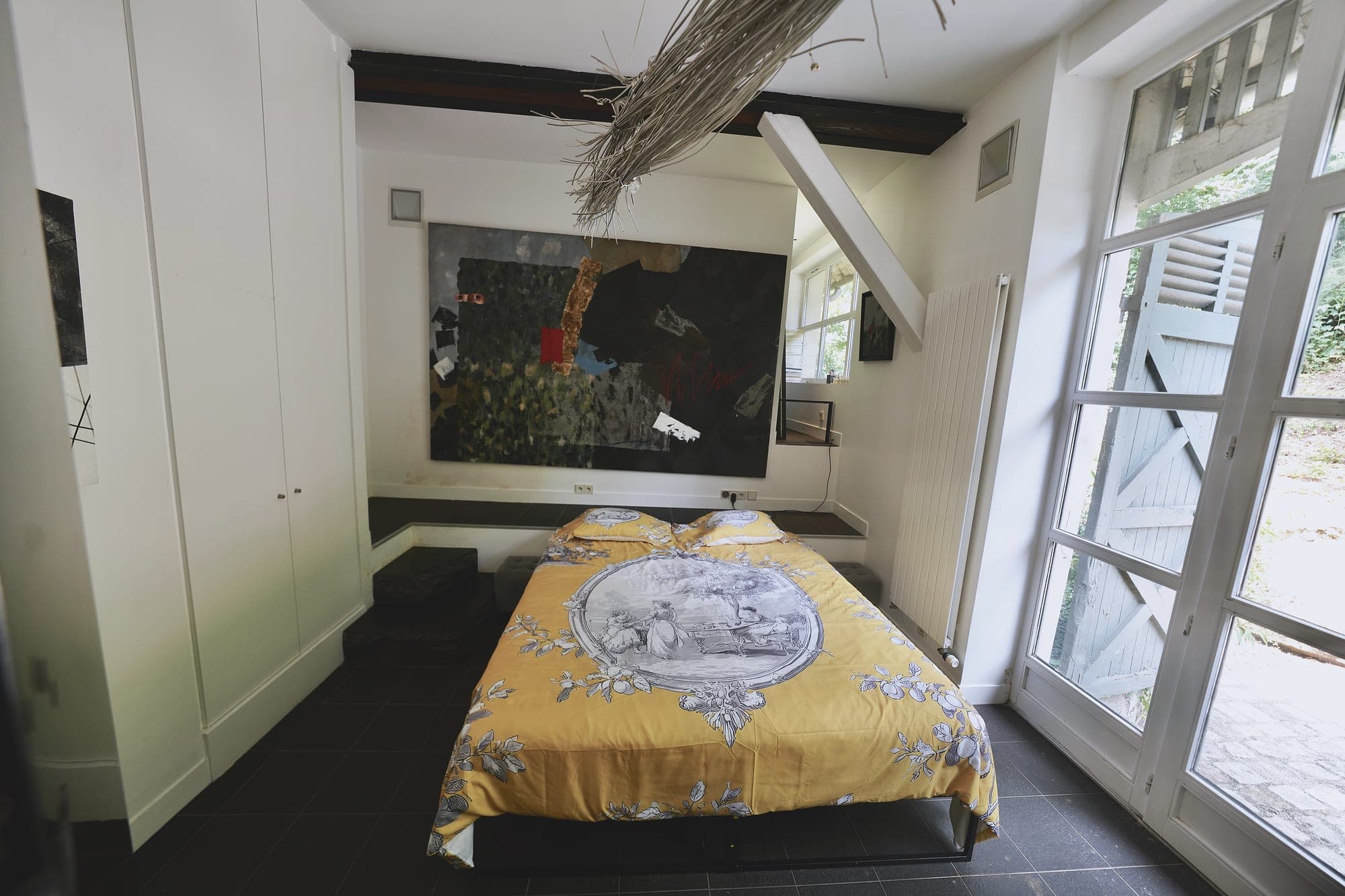 La chambre ouverte sur la cour privée