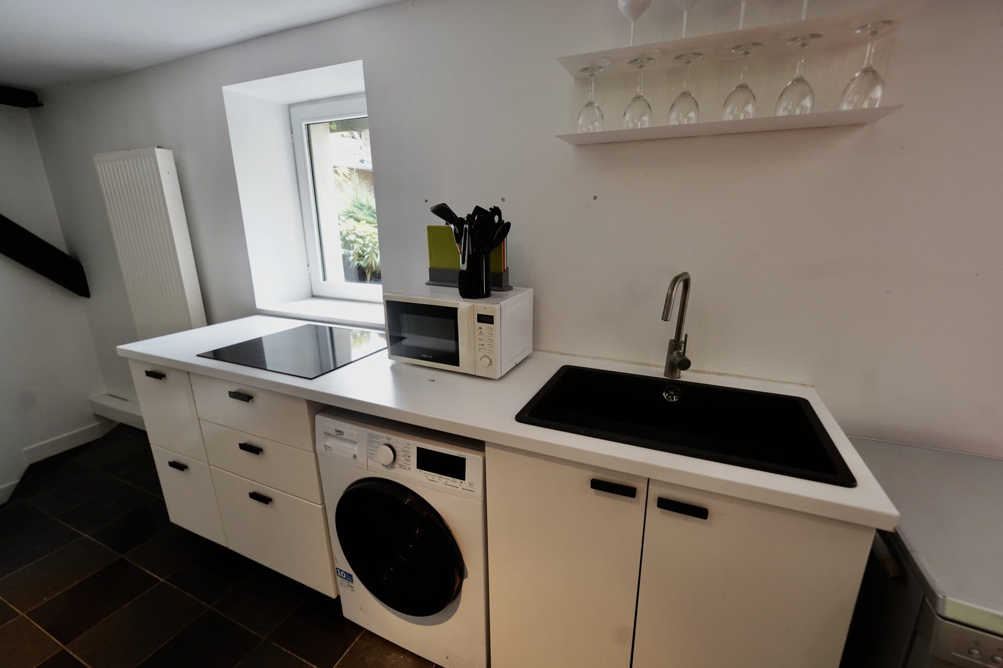 La cuisine équipée, plaque de cuisson, évier et lave-linge