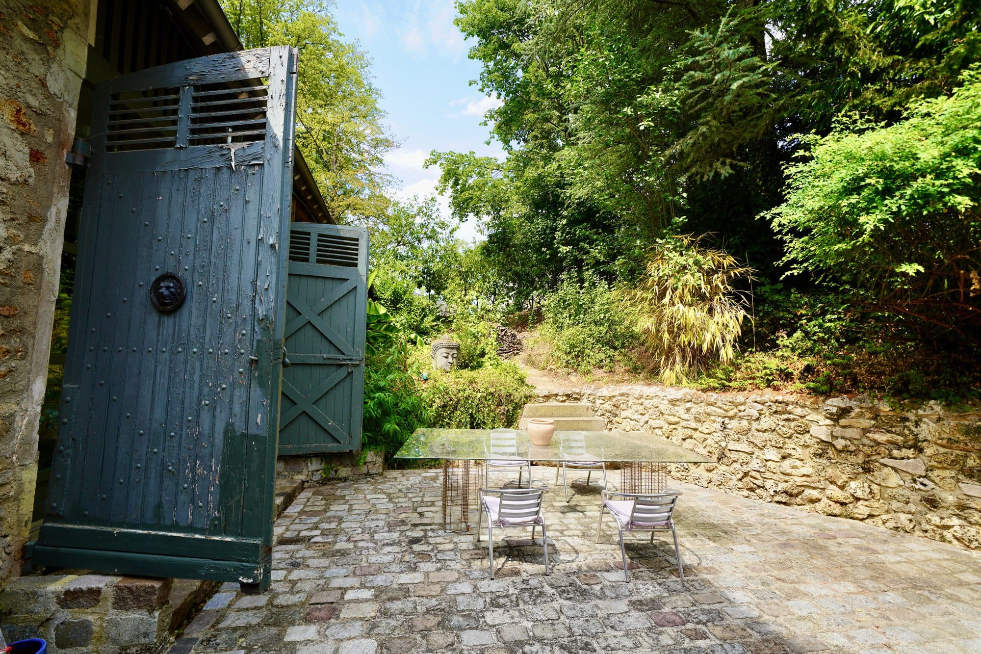 La porte bleue de la cour privée
