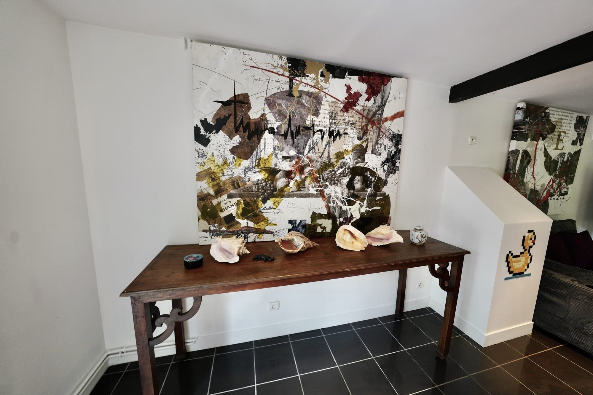 La console d'entrée et la toile abstraite