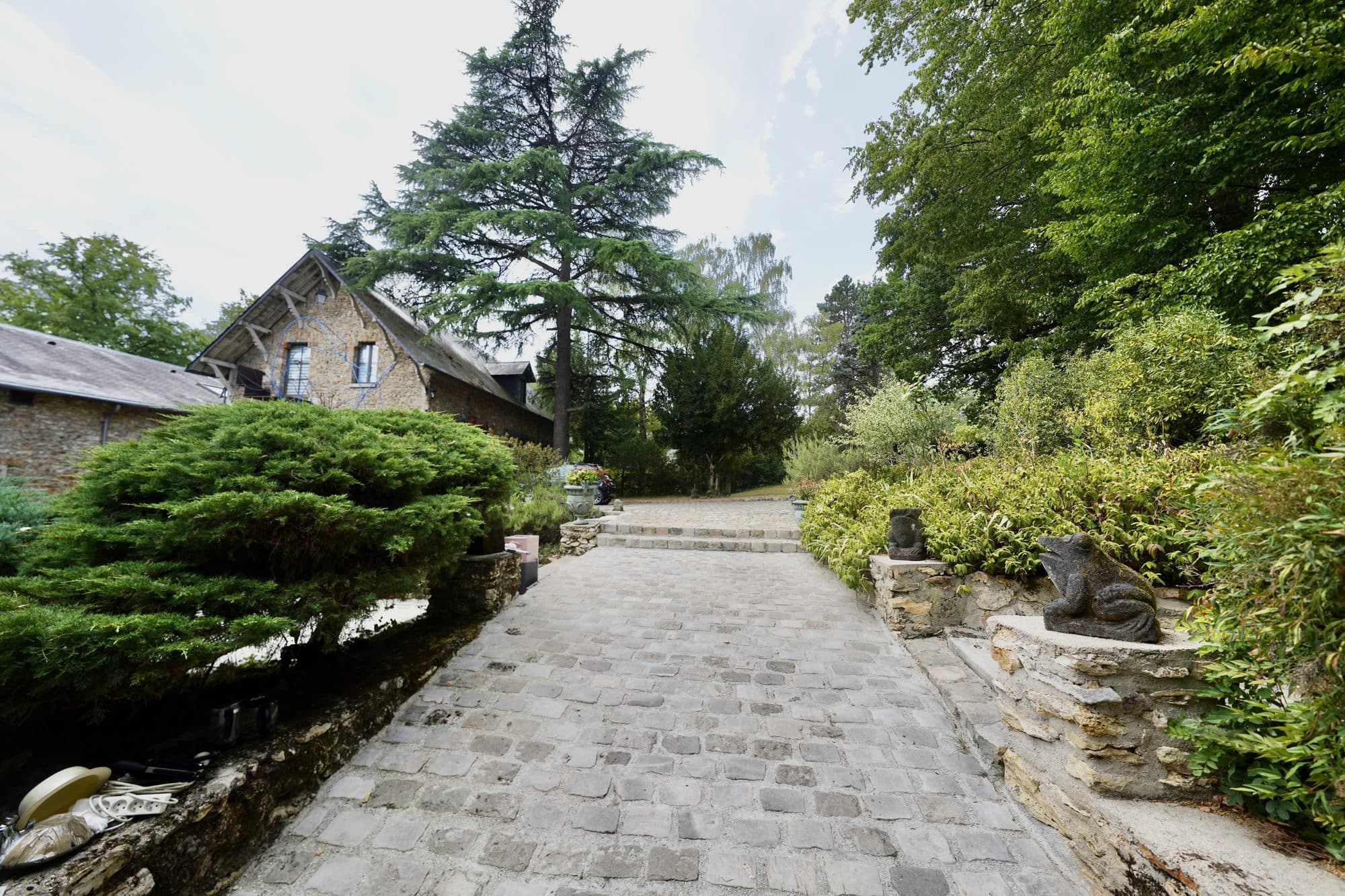 L'allée pavée qui mène à la maison
