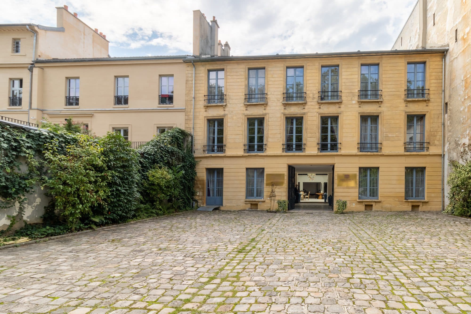 La façade de l'Hôtel des Gabelles sur la cour pavée