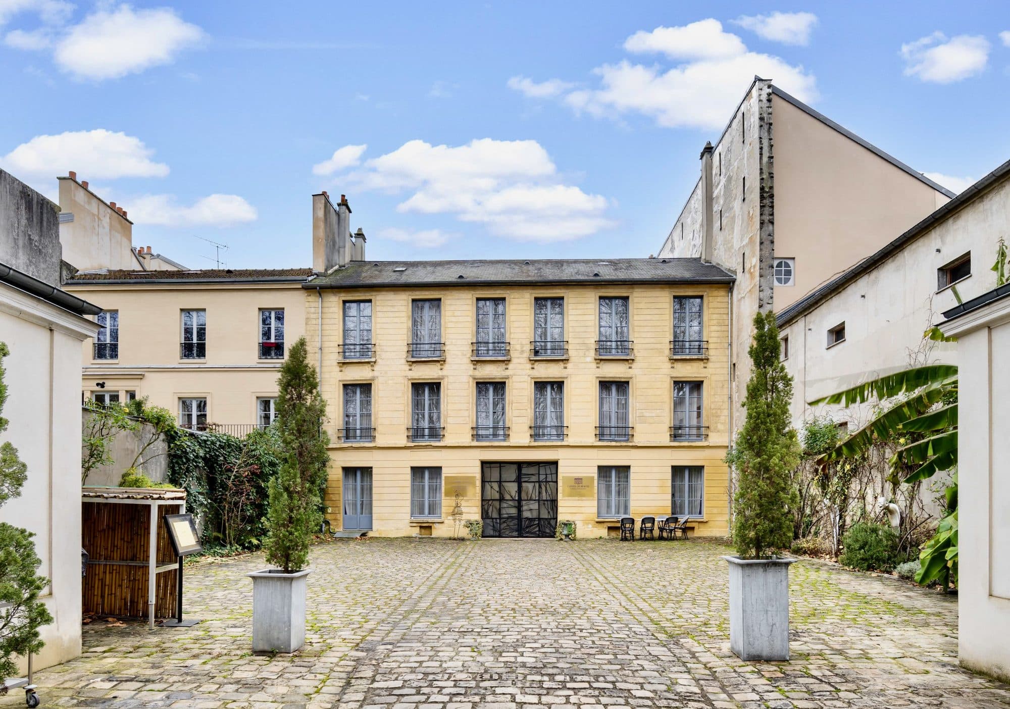 La façade et la cour pavée