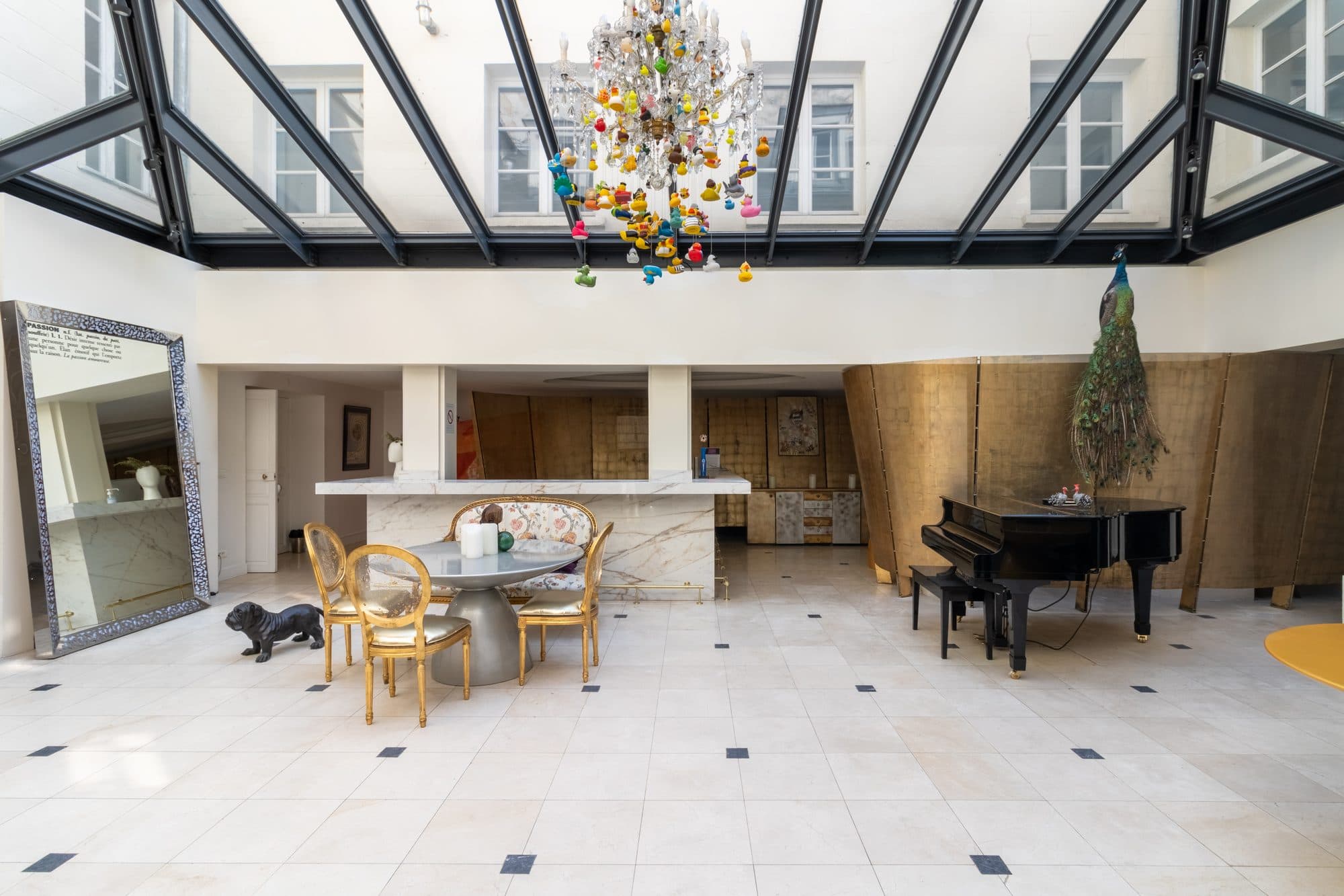 Le bar et le piano du rez-de-chaussée