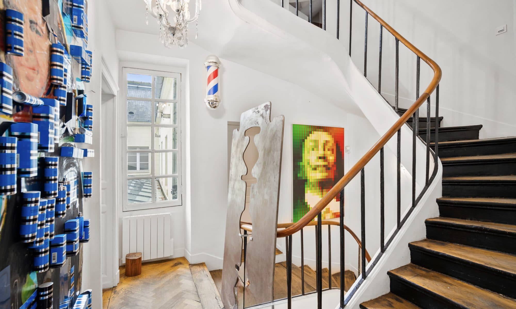 L'escalier entre le premier et le deuxième étage