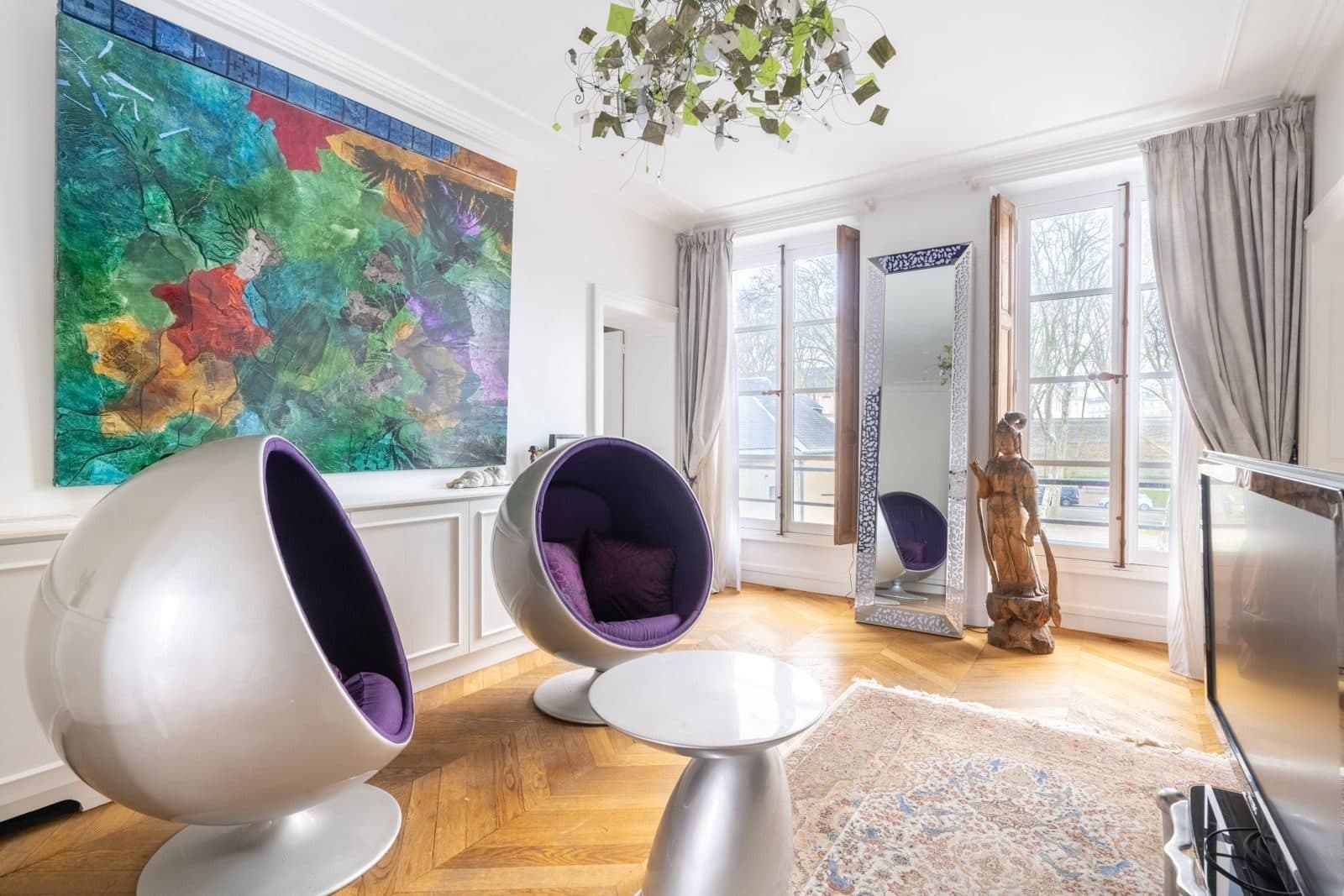 La suite 202, 20 m², fauteuils boule