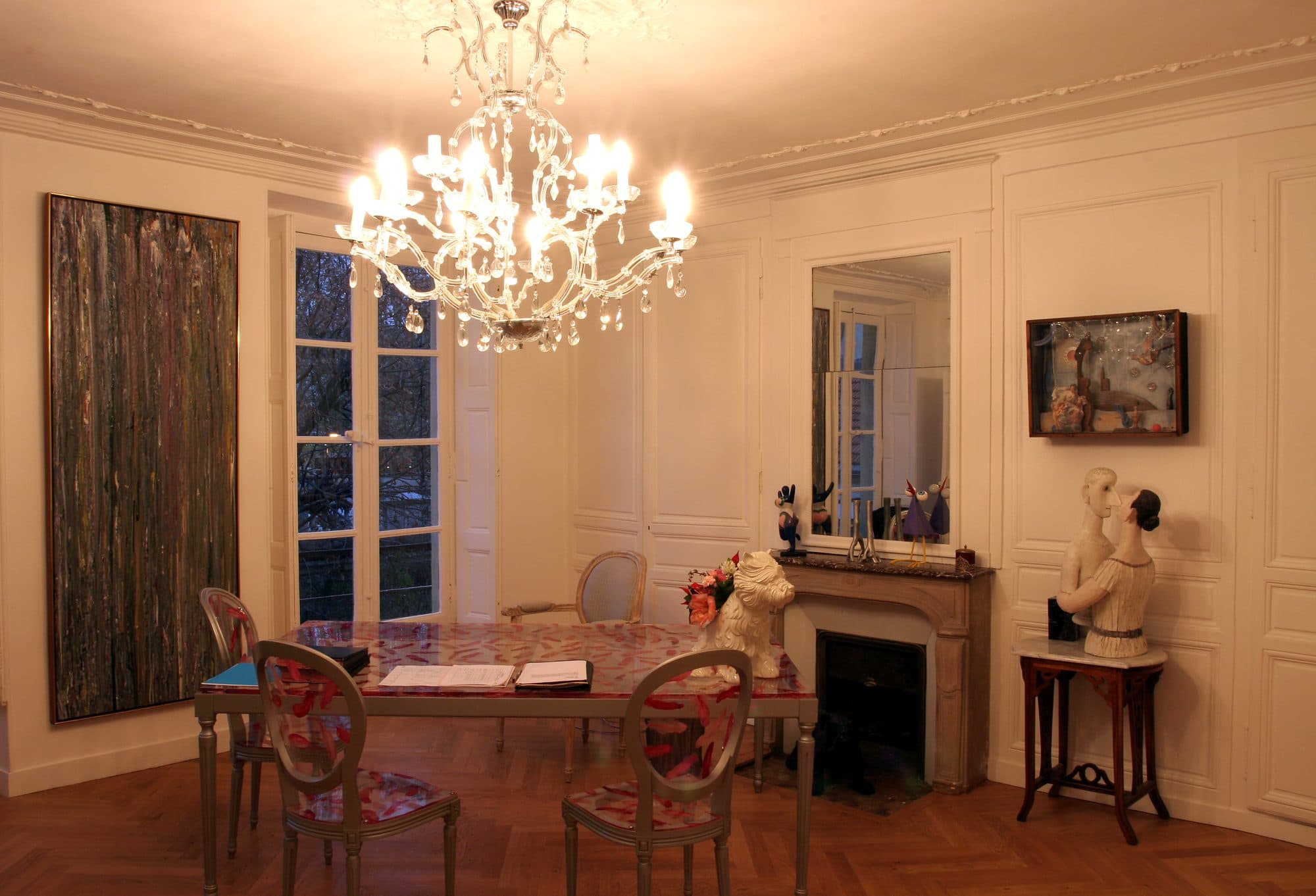 Le bureau du deuxième étage, cheminée et lustre