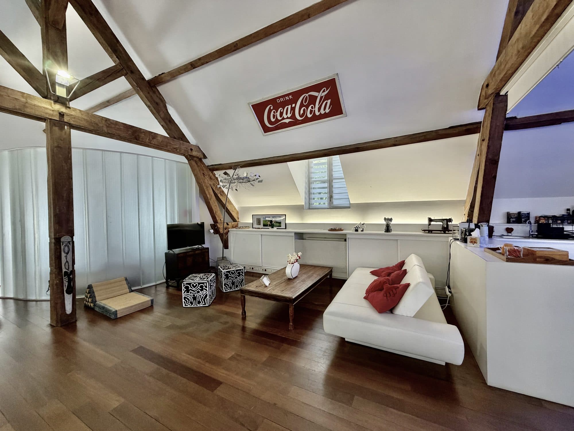 Le salon, poutres de chêne et enseigne Coca-Cola d'époque