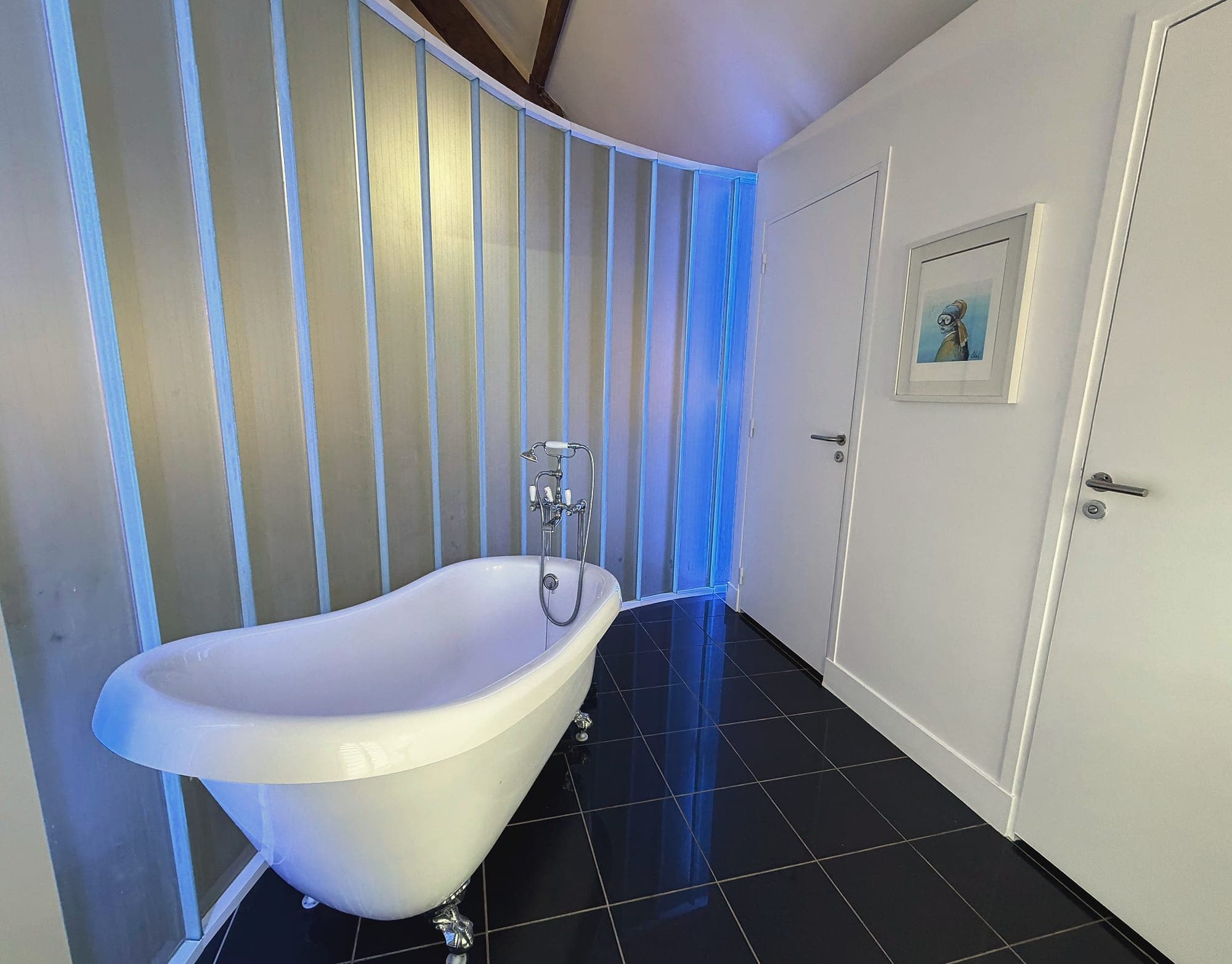 La baignoire îlot de la salle de bain