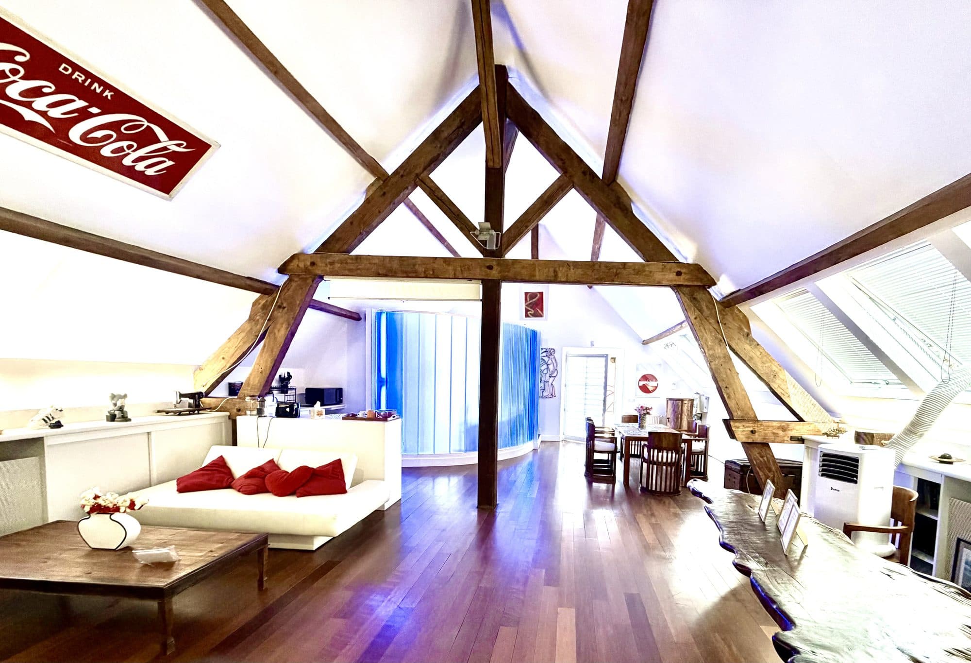 Vue d'ensemble du loft, salon et coin repas