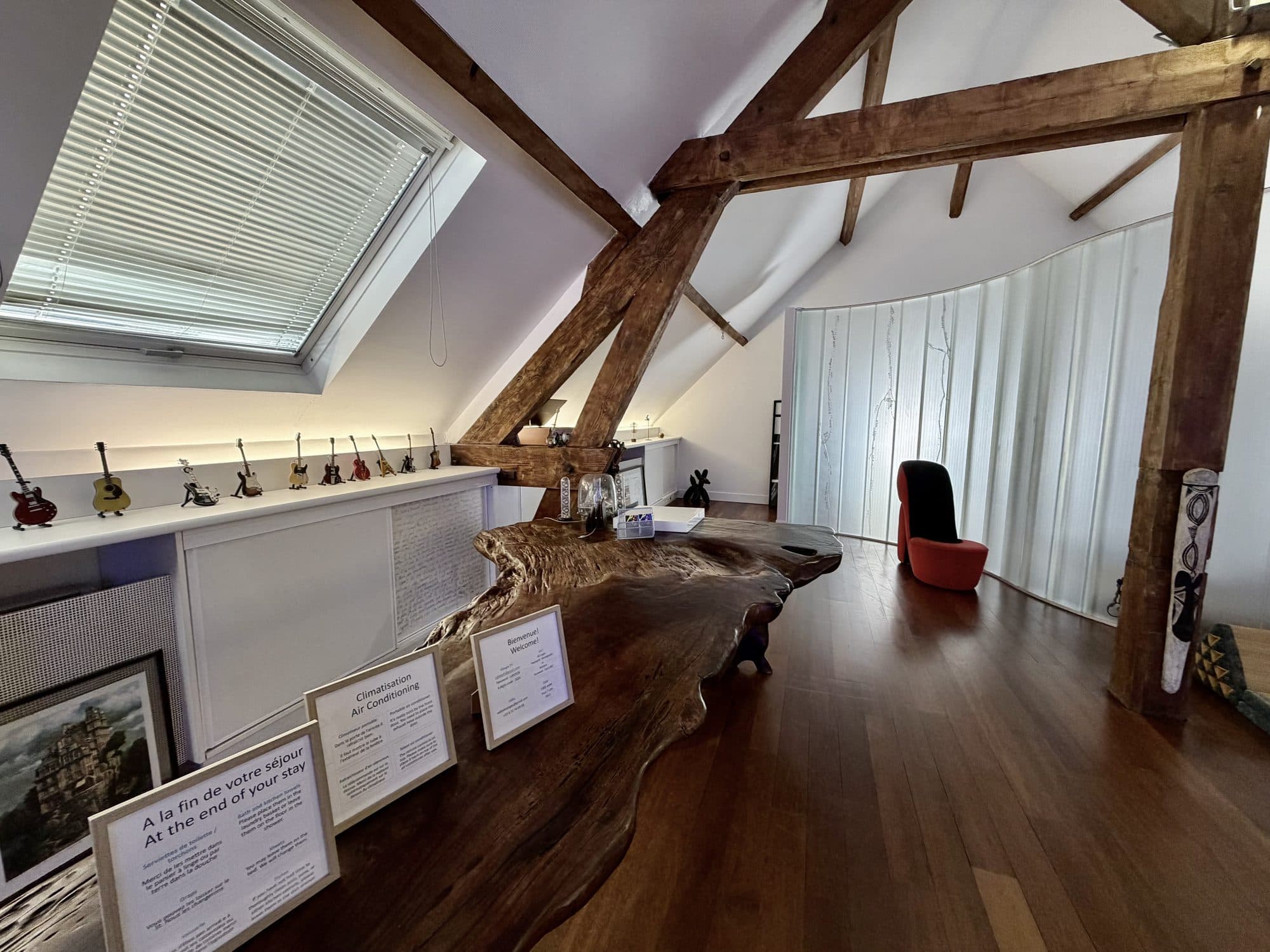 La console en bois brut sous les velux