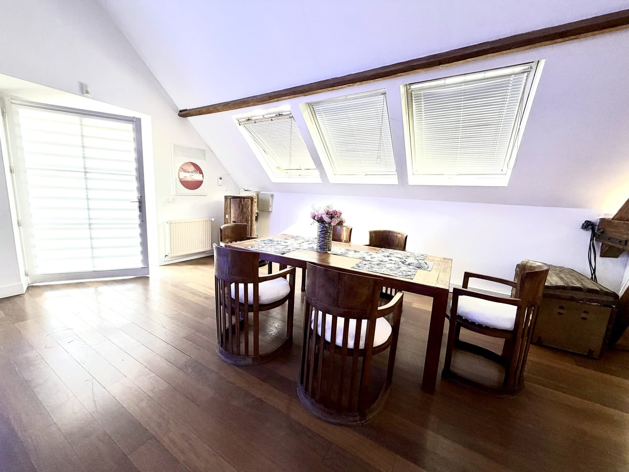 Le coin repas, table et fauteuils en bois