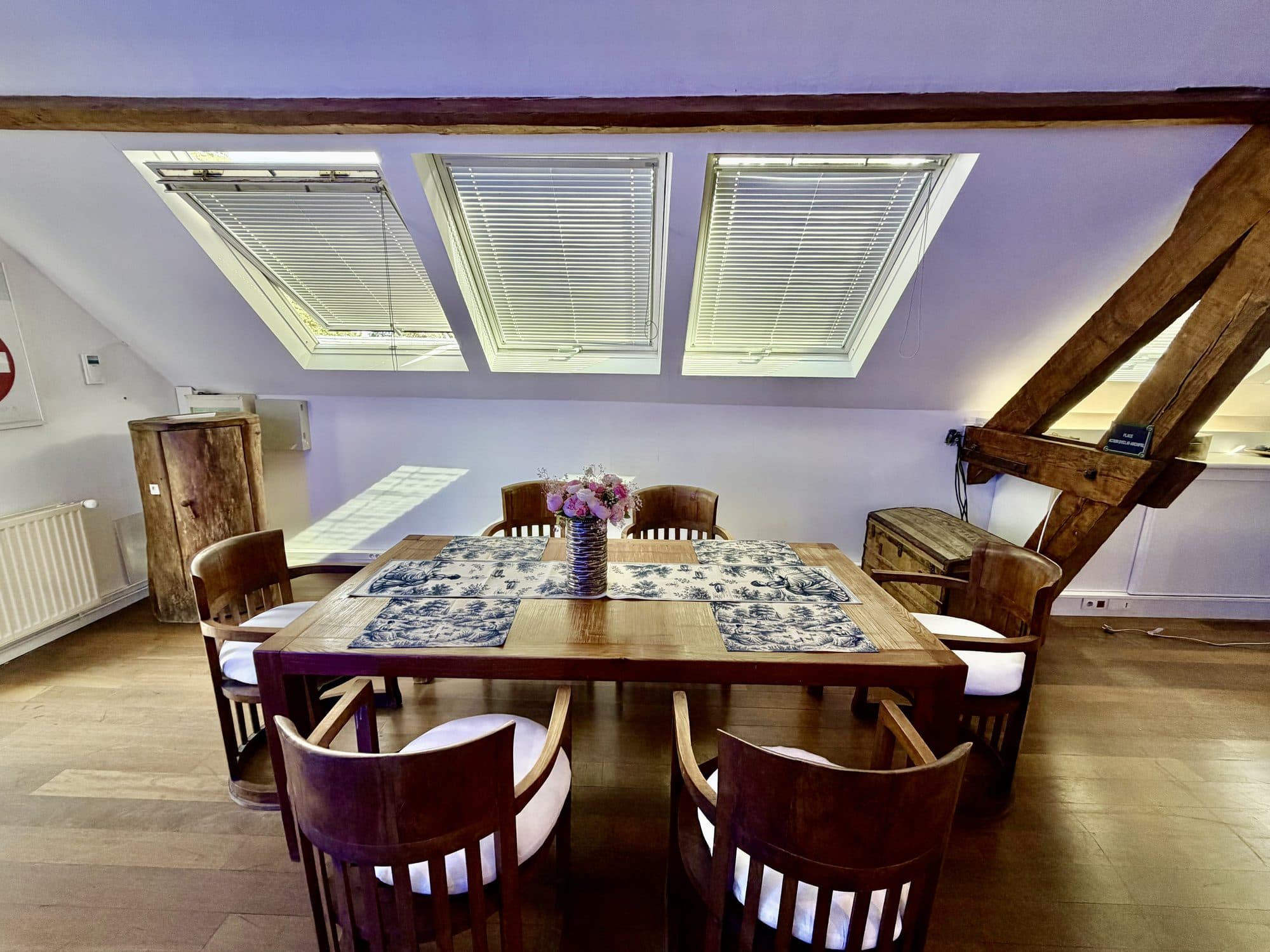 La table dressée sous la charpente
