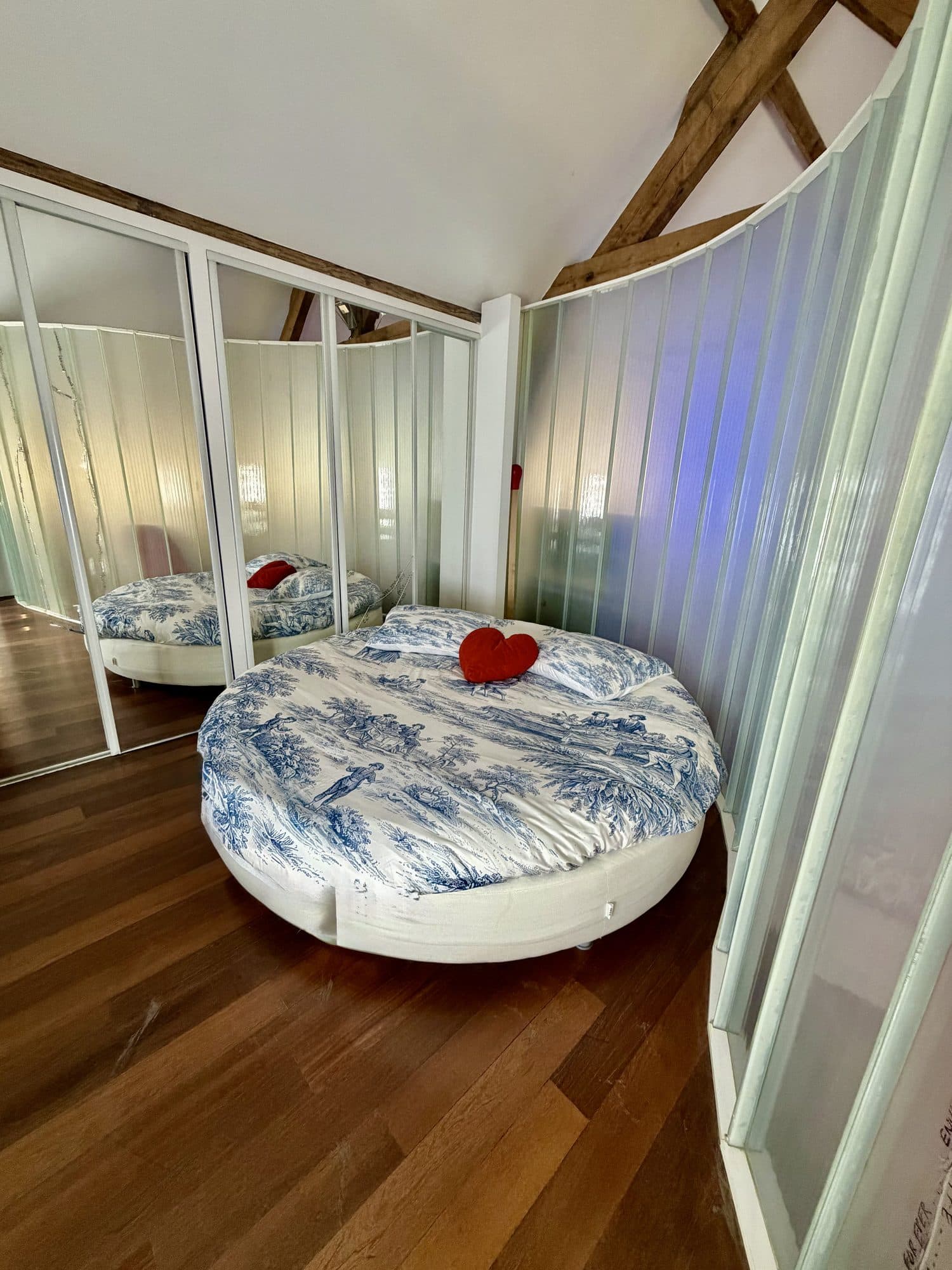 La chambre, lit rond et cloison translucide