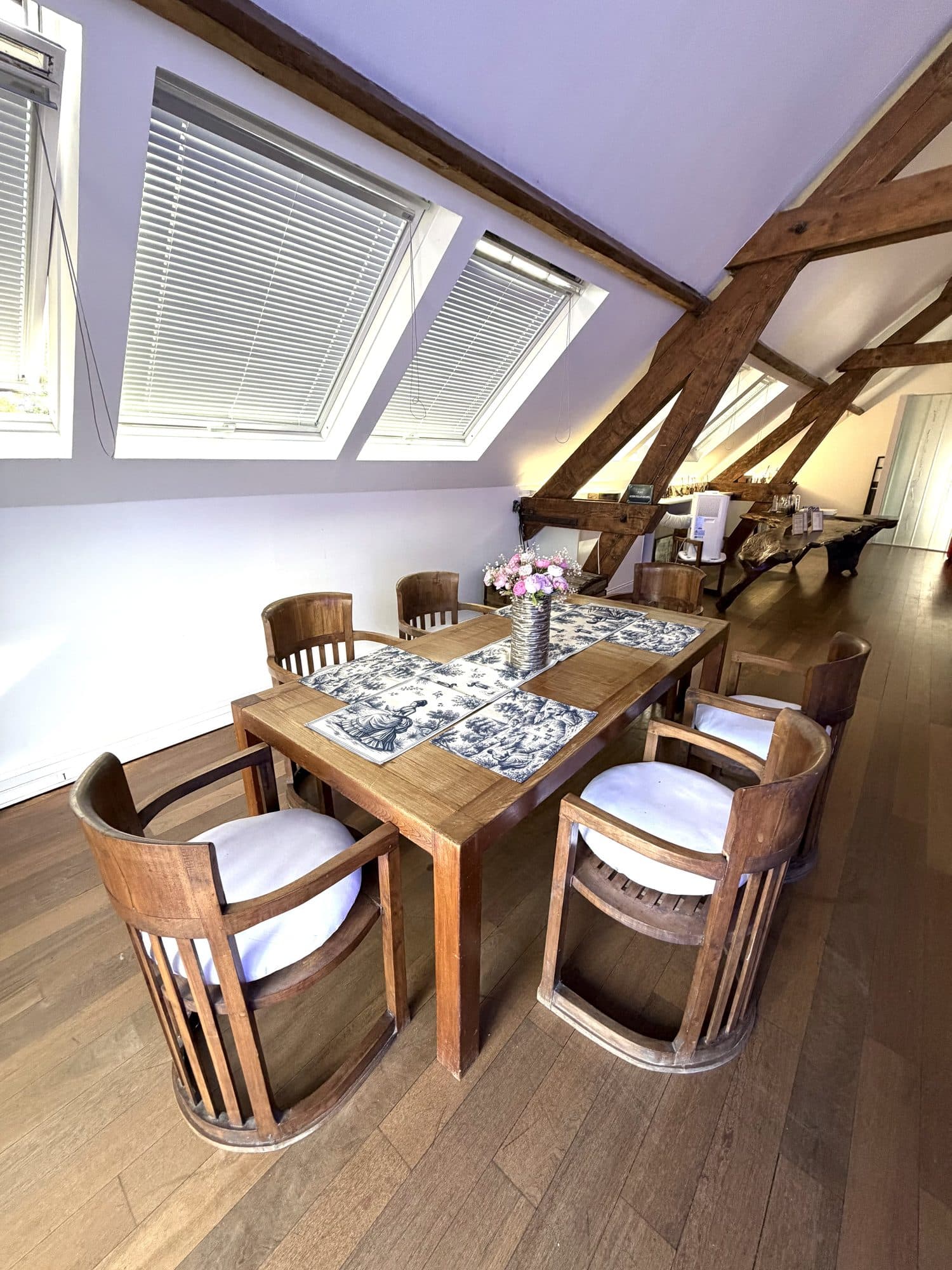 Le coin repas, vue vers les velux