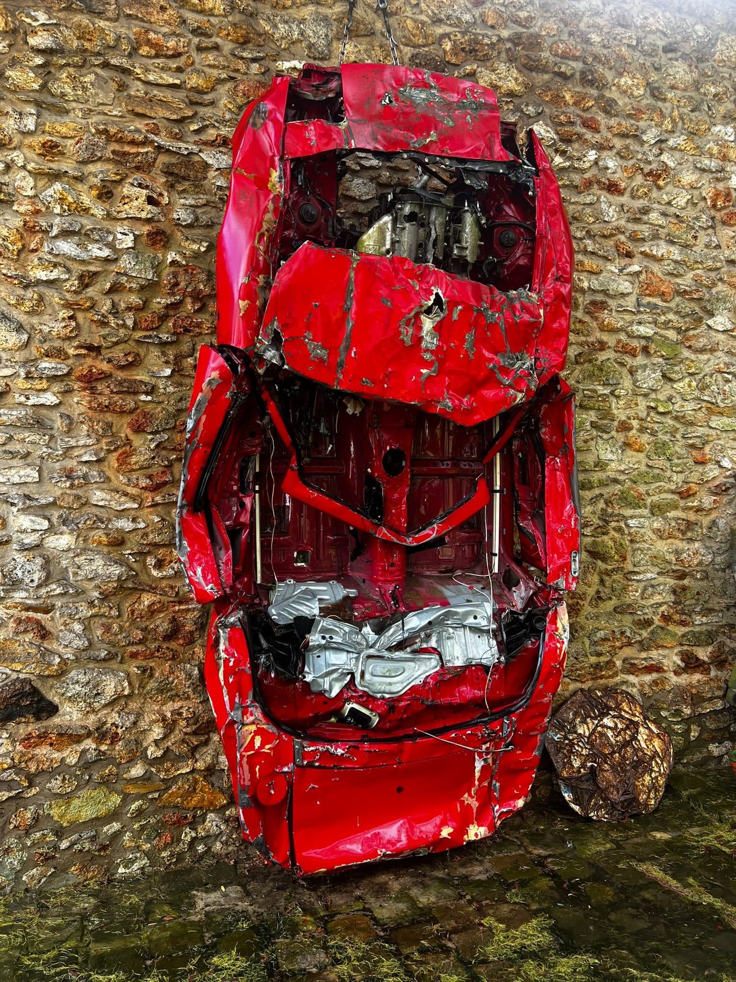 La voiture rouge compressée, sur le mur à droite de l'escalier du loft