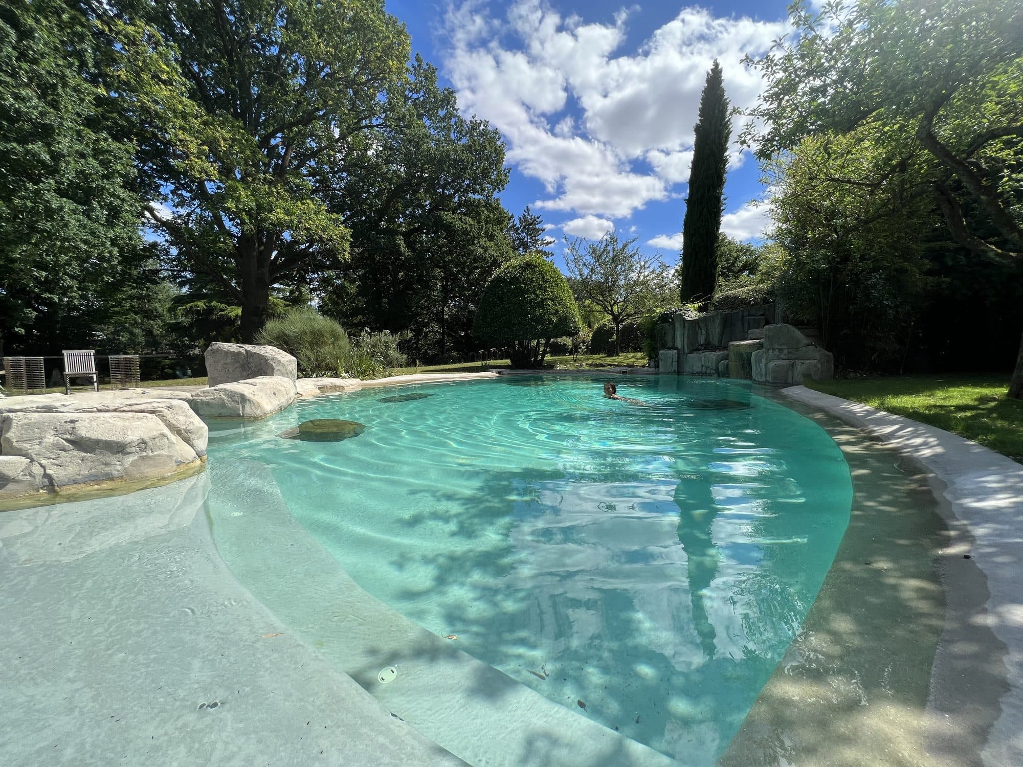 La piscine dans le parc, sous les grands arbres
