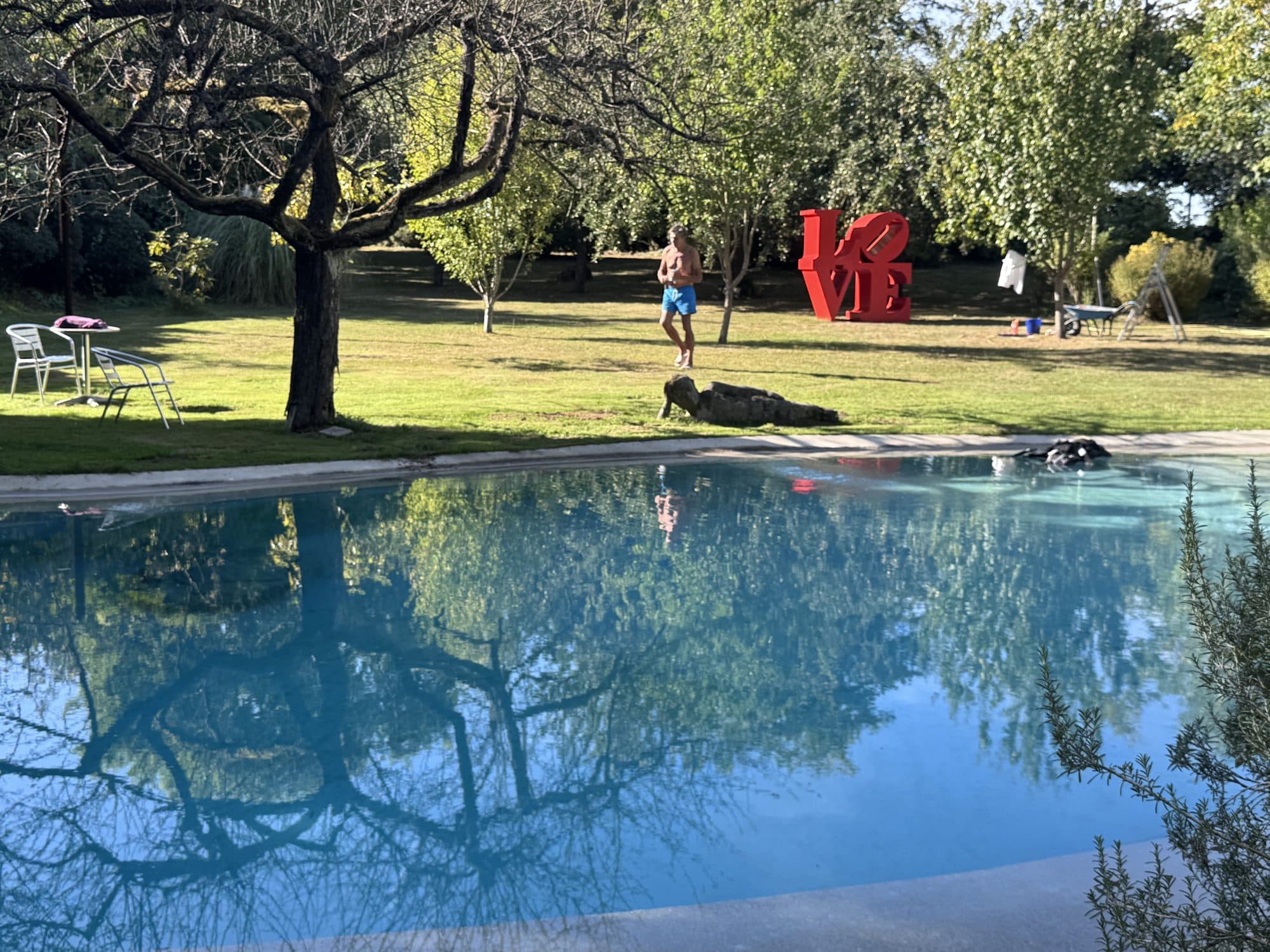 La piscine et la sculpture LOVE
