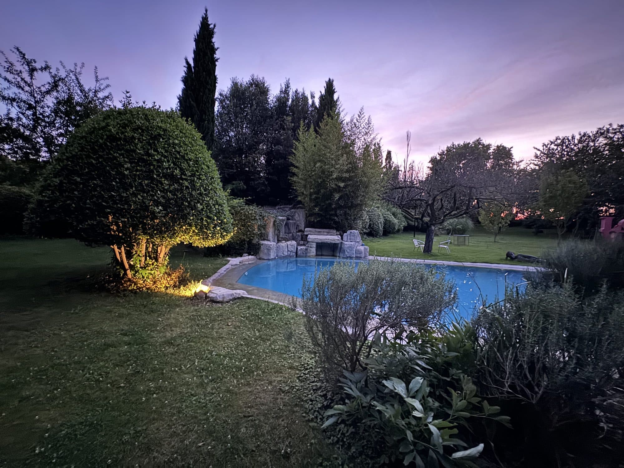 La piscine éclairée le soir