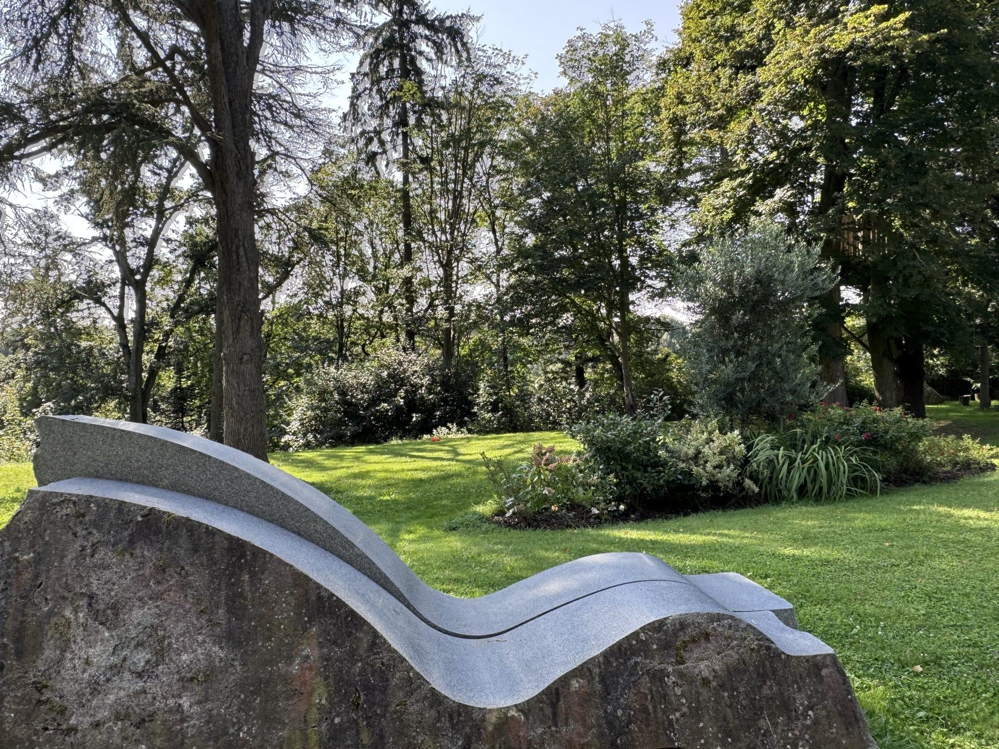 Chaise longue de granit sur la pelouse