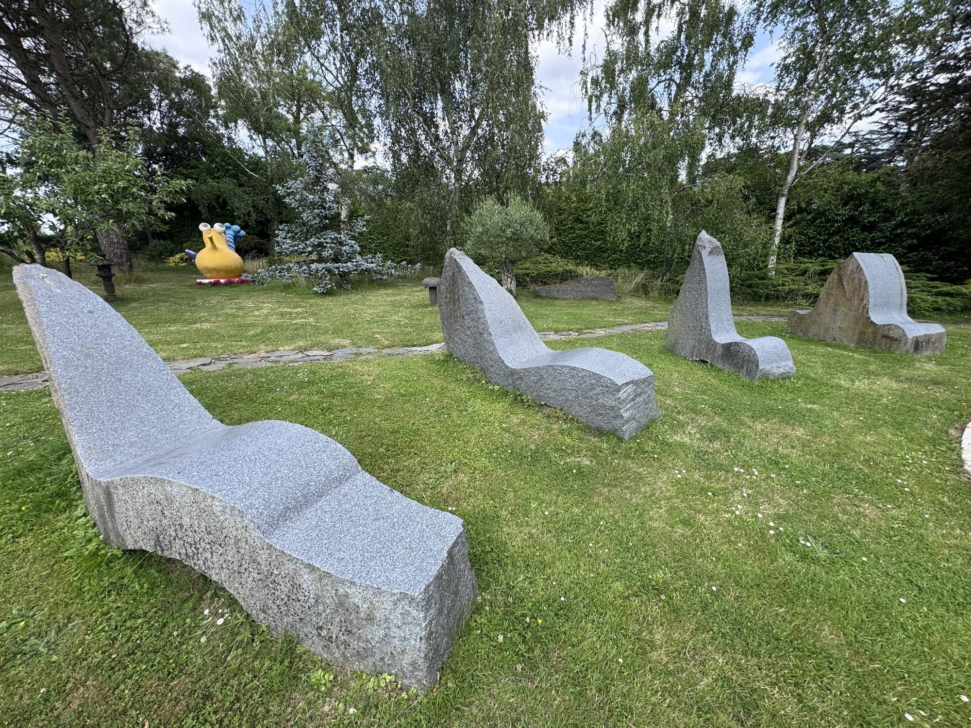 Les chaises longues de granit dans le parc