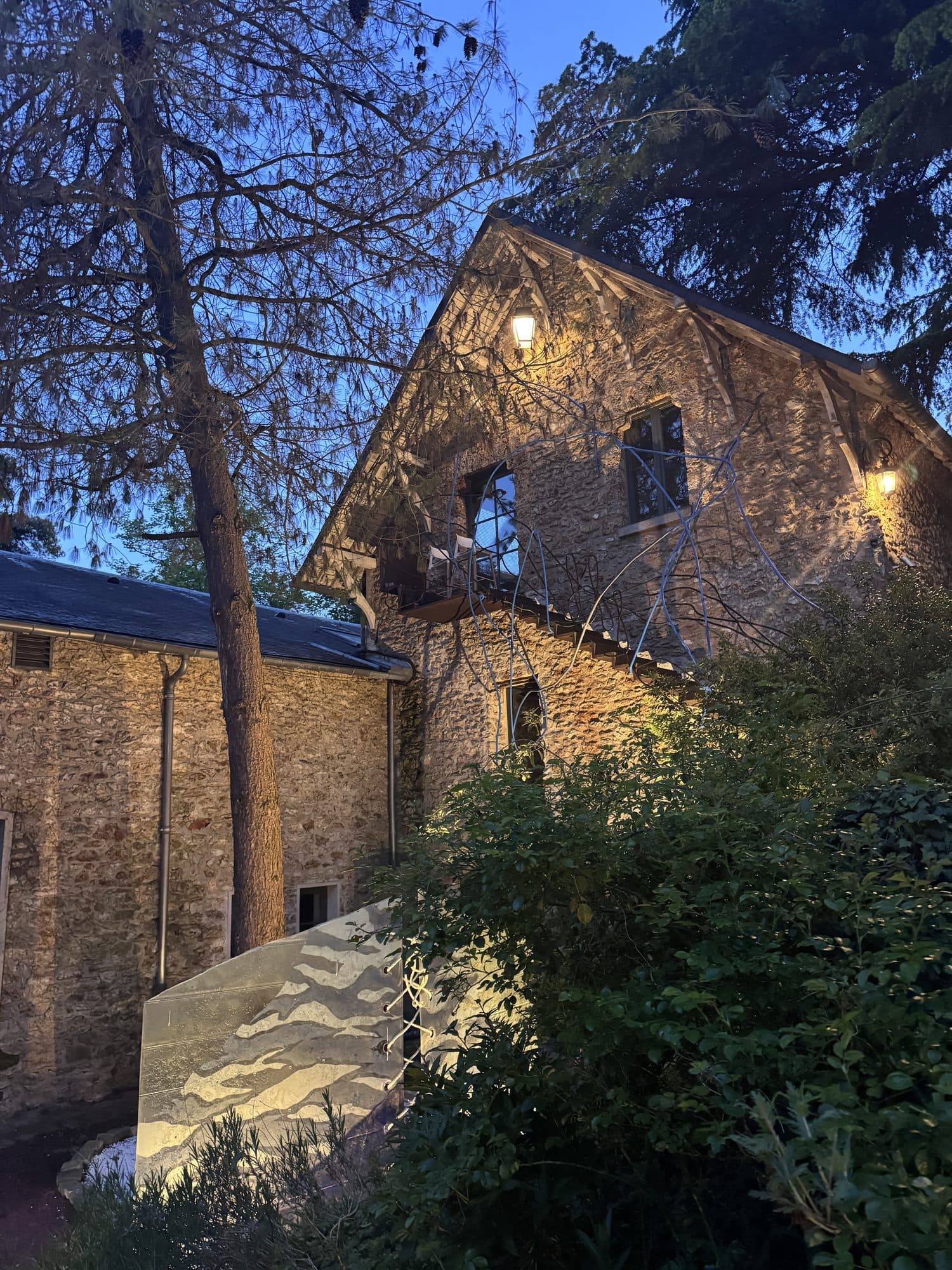Le bâtiment de pierre au crépuscule