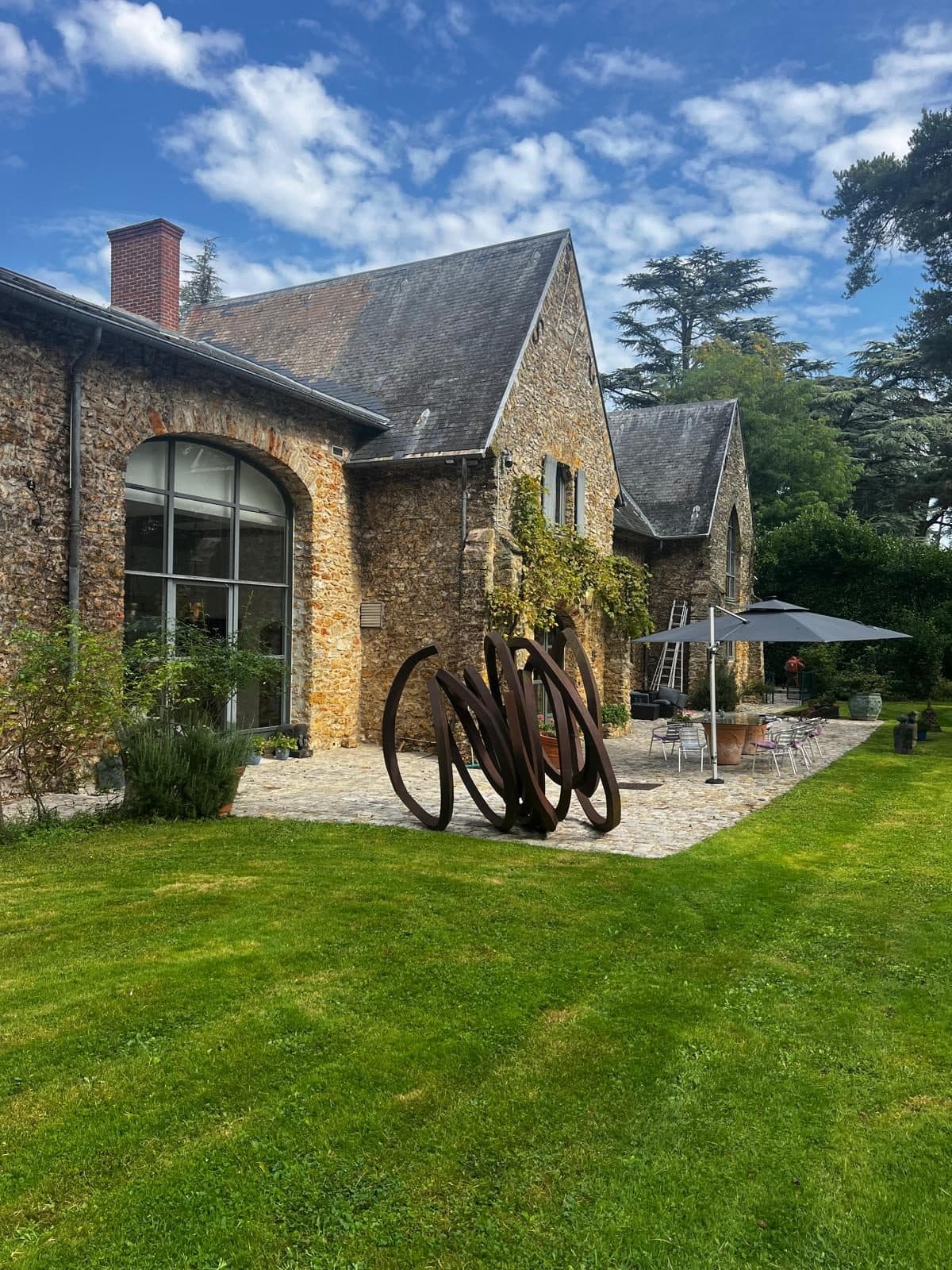 Sculpture de Bernar Venet devant la maison