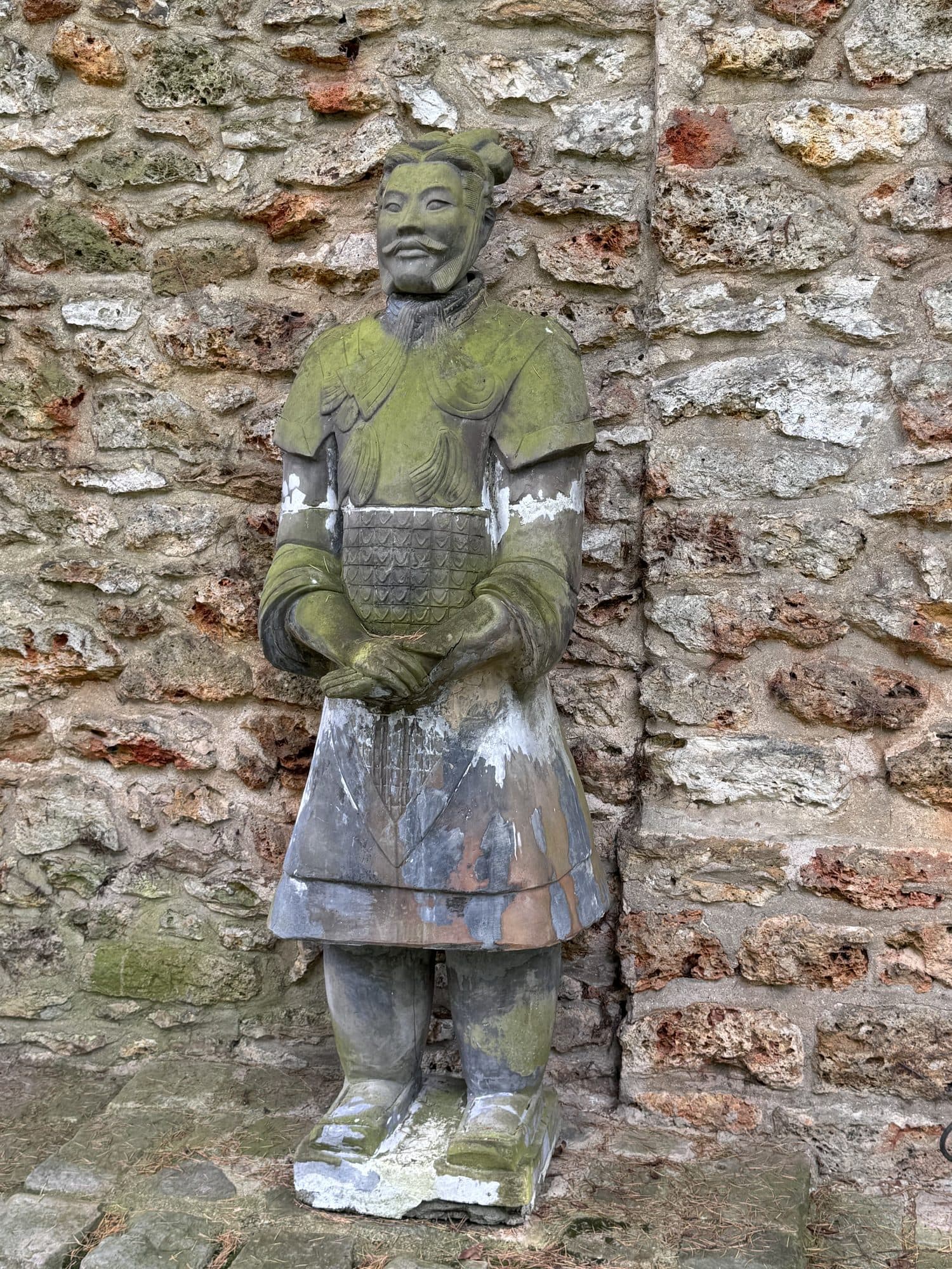 Le général de Xi'an contre le mur de pierre