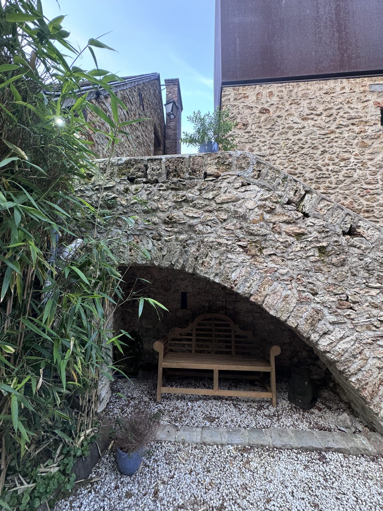 Le banc de solitude sous l'arche de pierre
