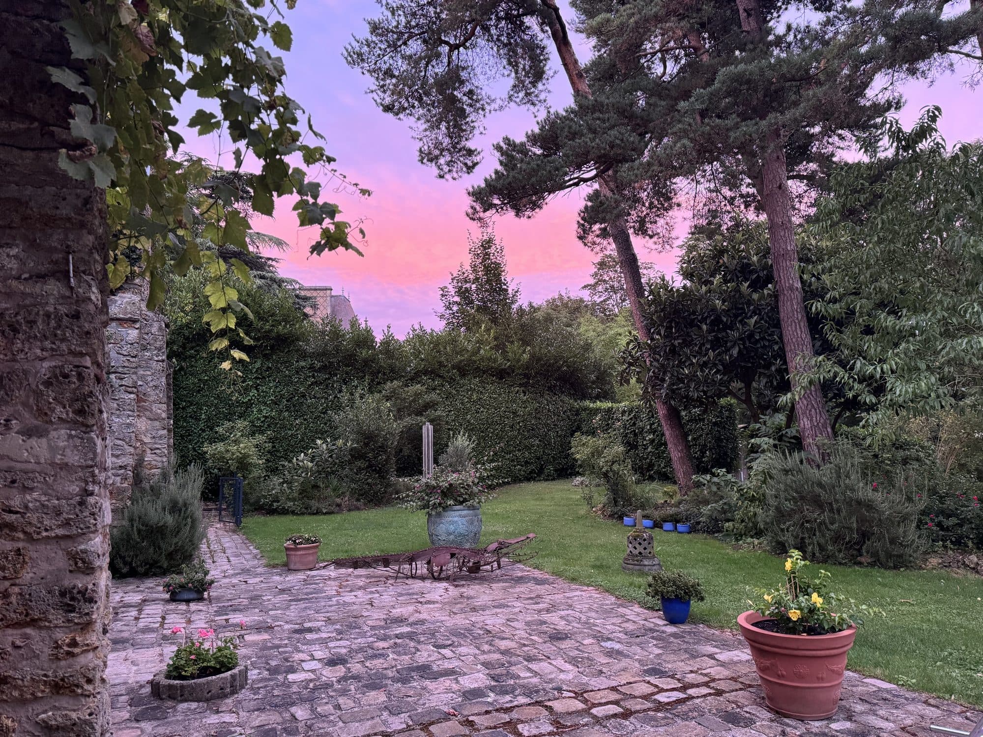 La terrasse après la pluie, ciel rose