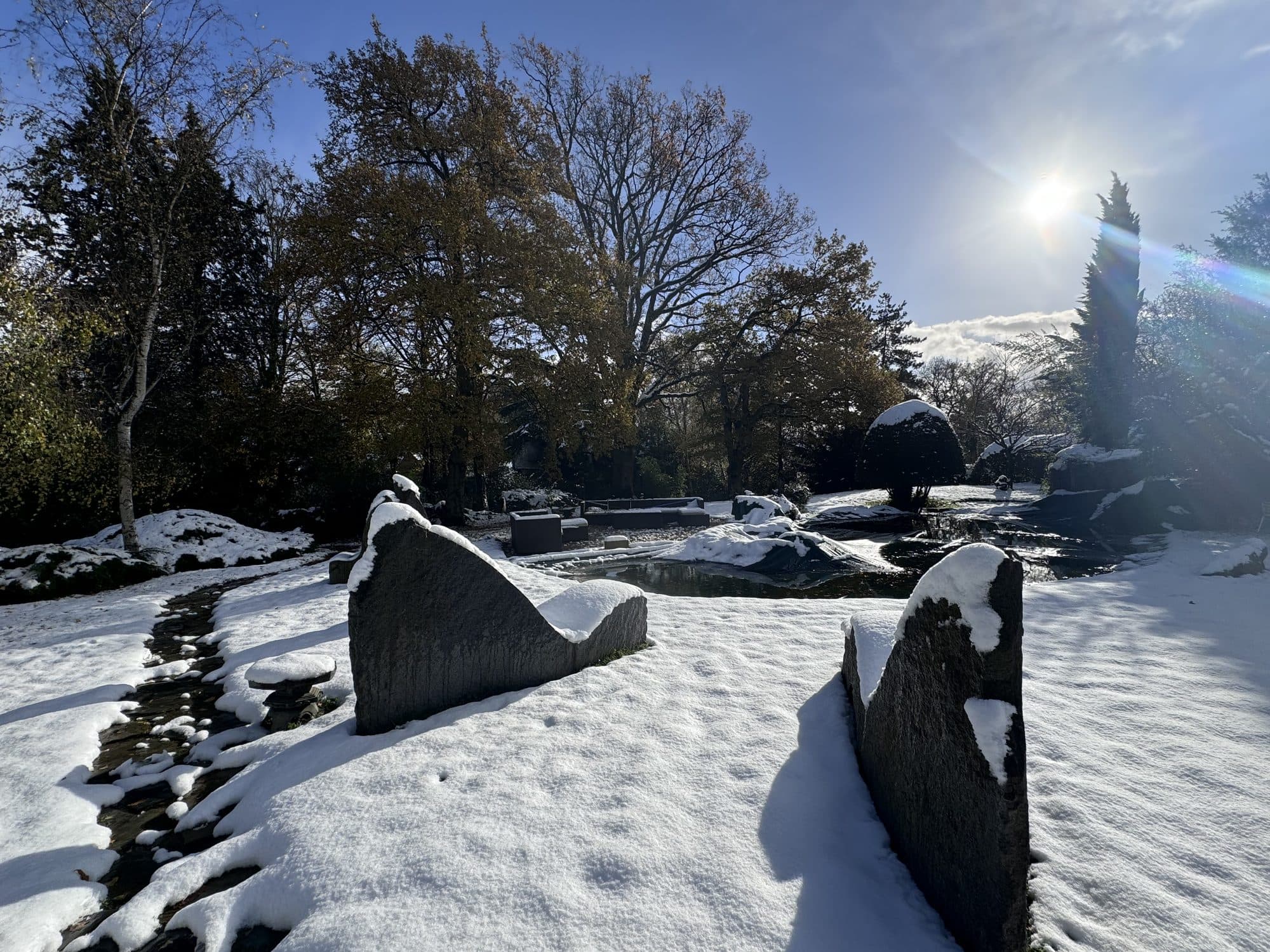 La piscine et les rochers sous la neige