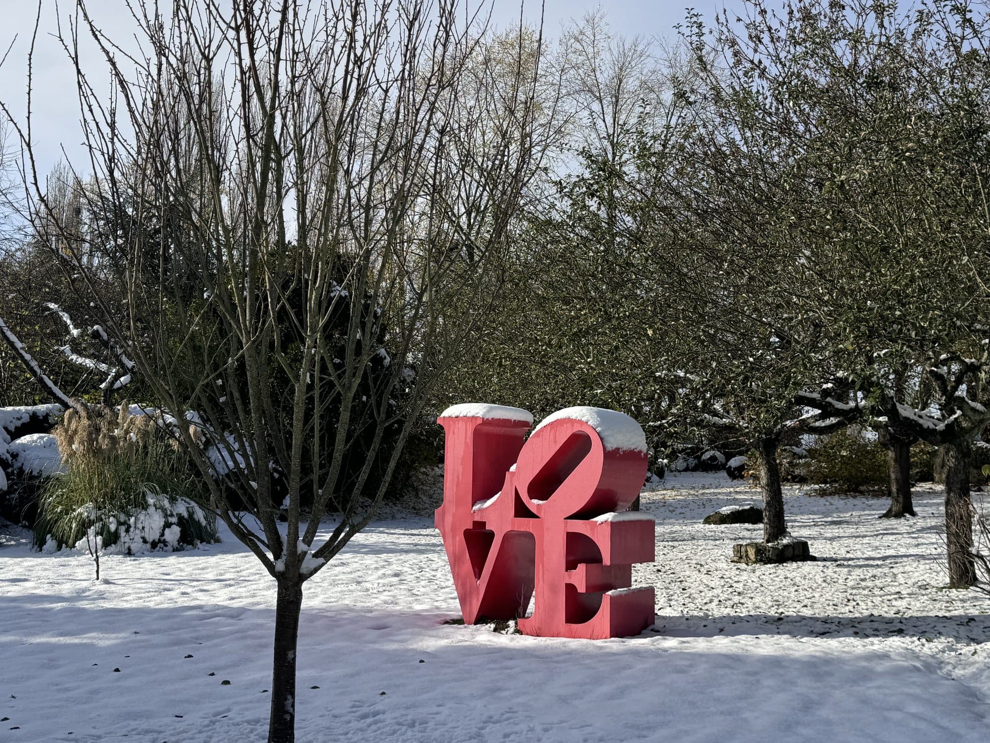 Le verger et la sculpture LOVE sous la neige